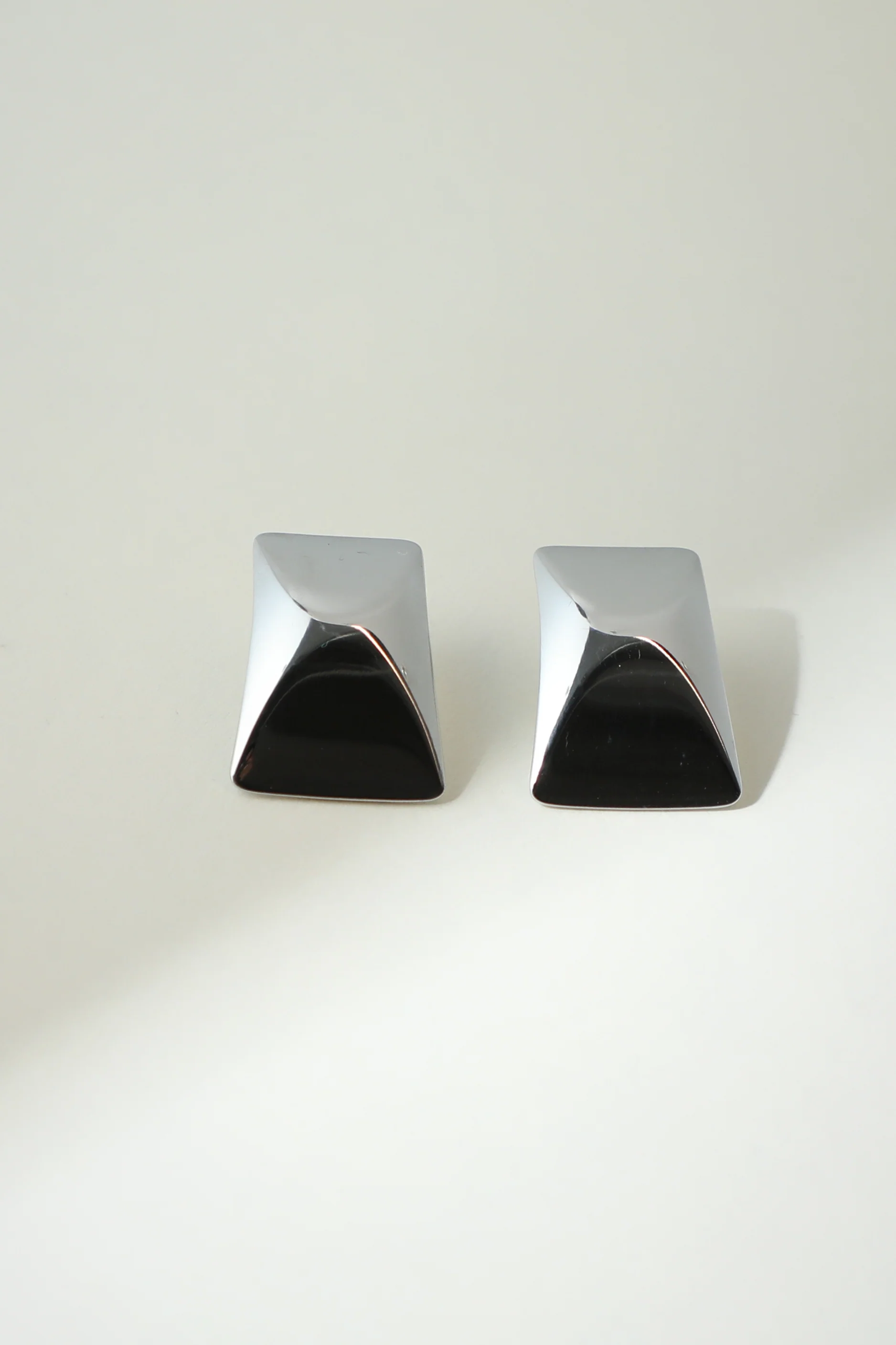 The Bia Curved Earrings - Image 7