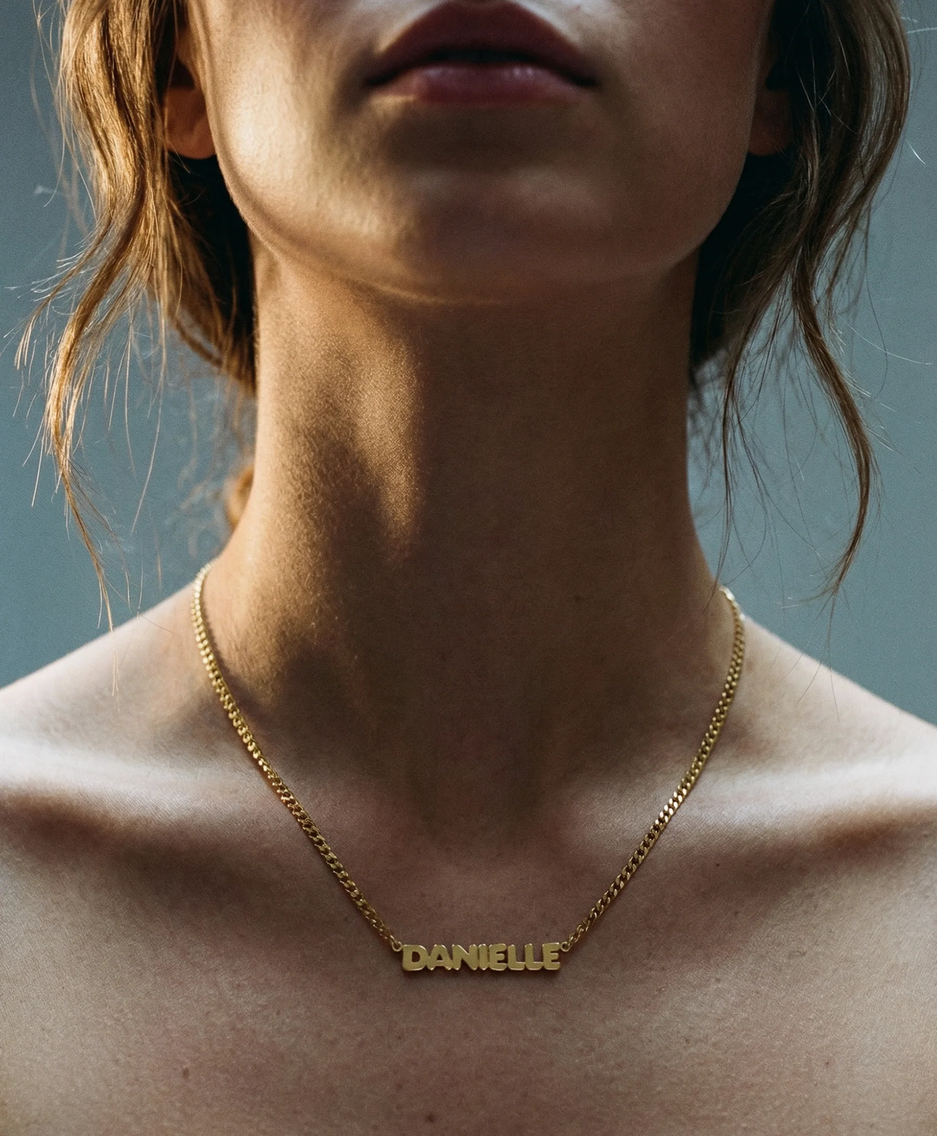 The Bubble Letter Curb Chain Nameplate Necklace - Image 2