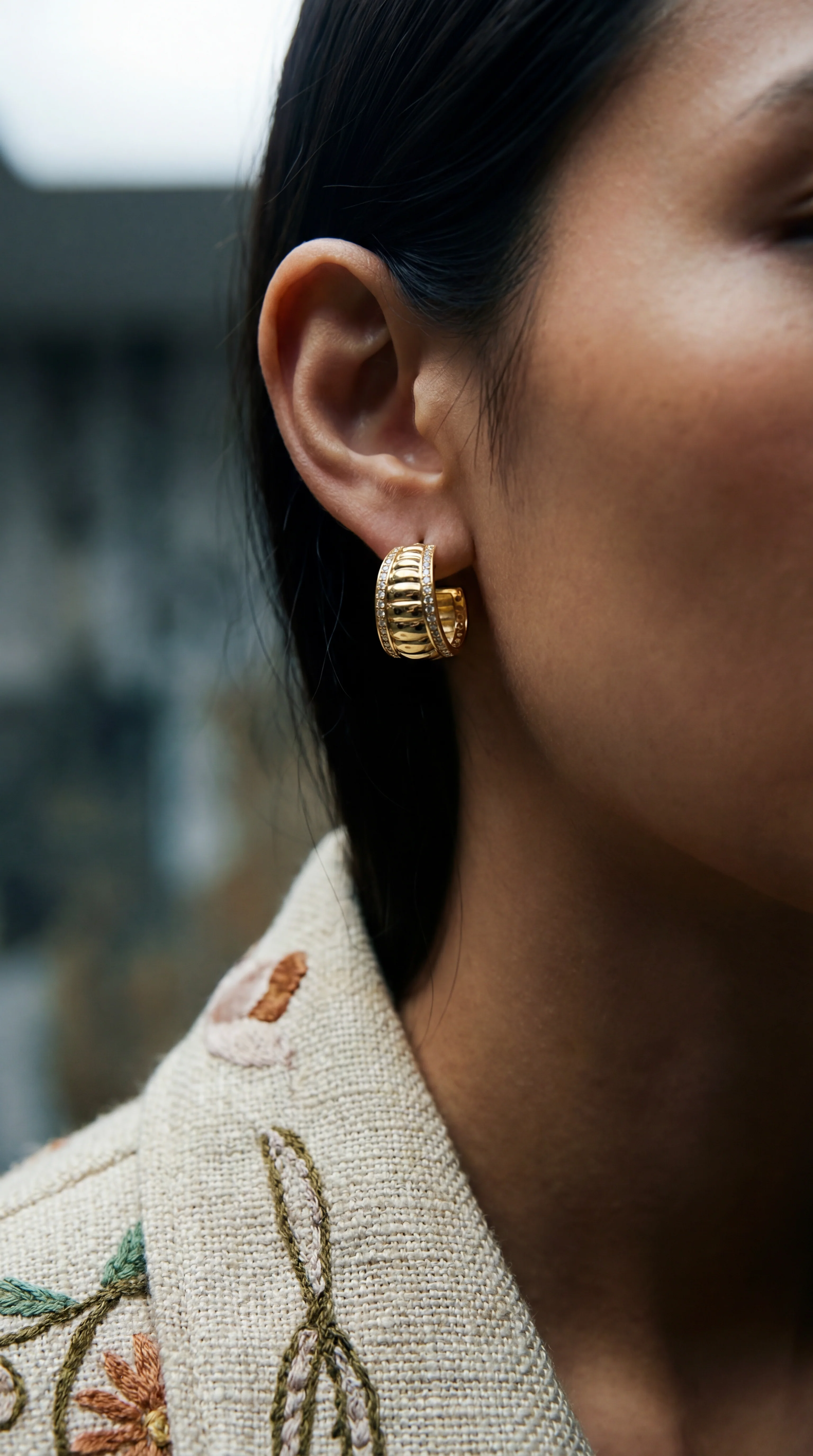 THE CLEMENTE HUGGIE EARRINGS - Image 2