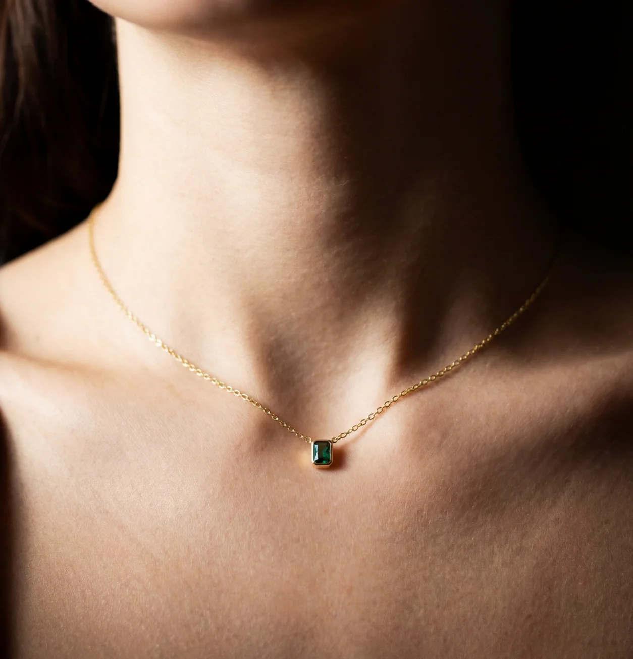 THE DAINTY EMERALD PENDANT NECKLACE - Image 2