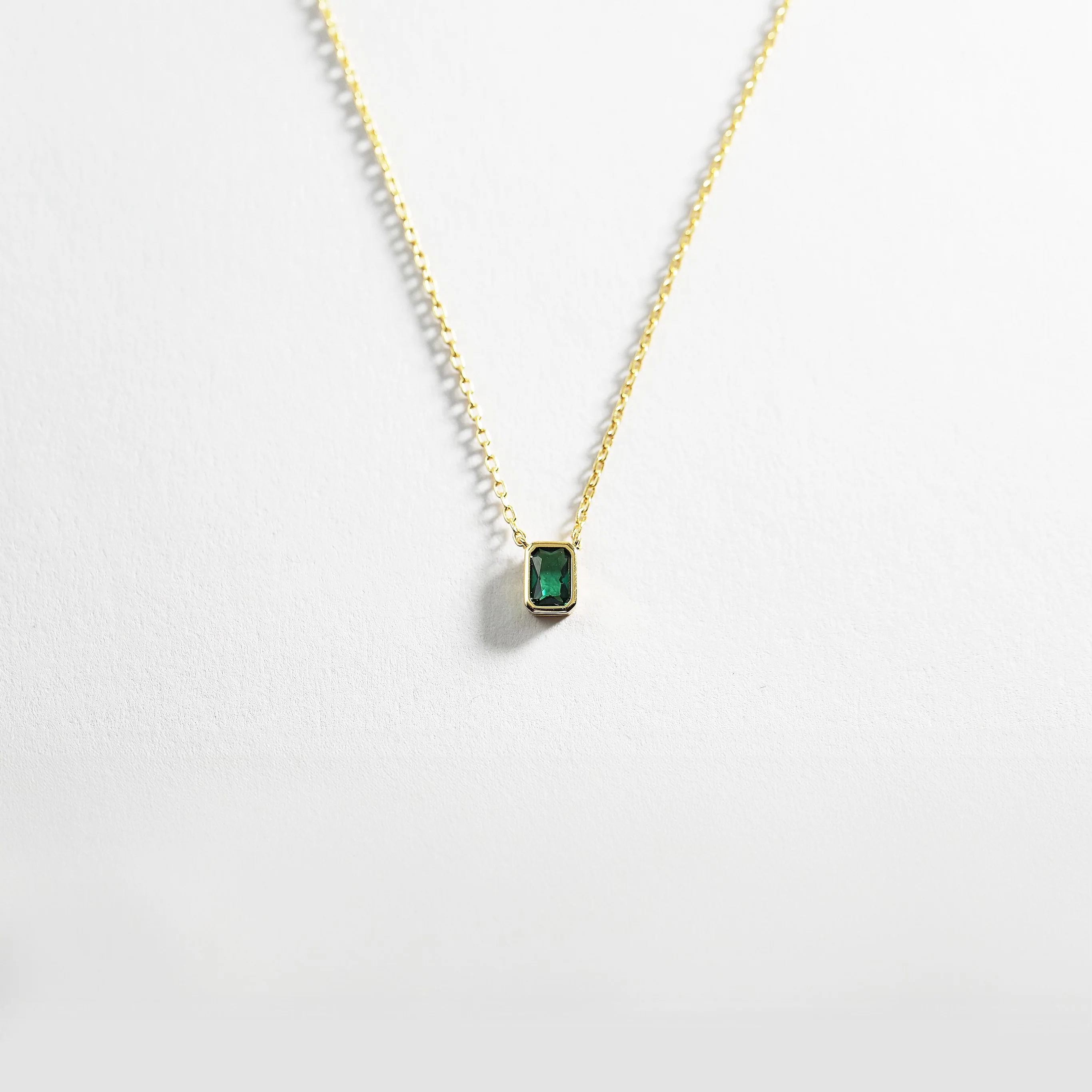 THE DAINTY EMERALD PENDANT NECKLACE - Image 4