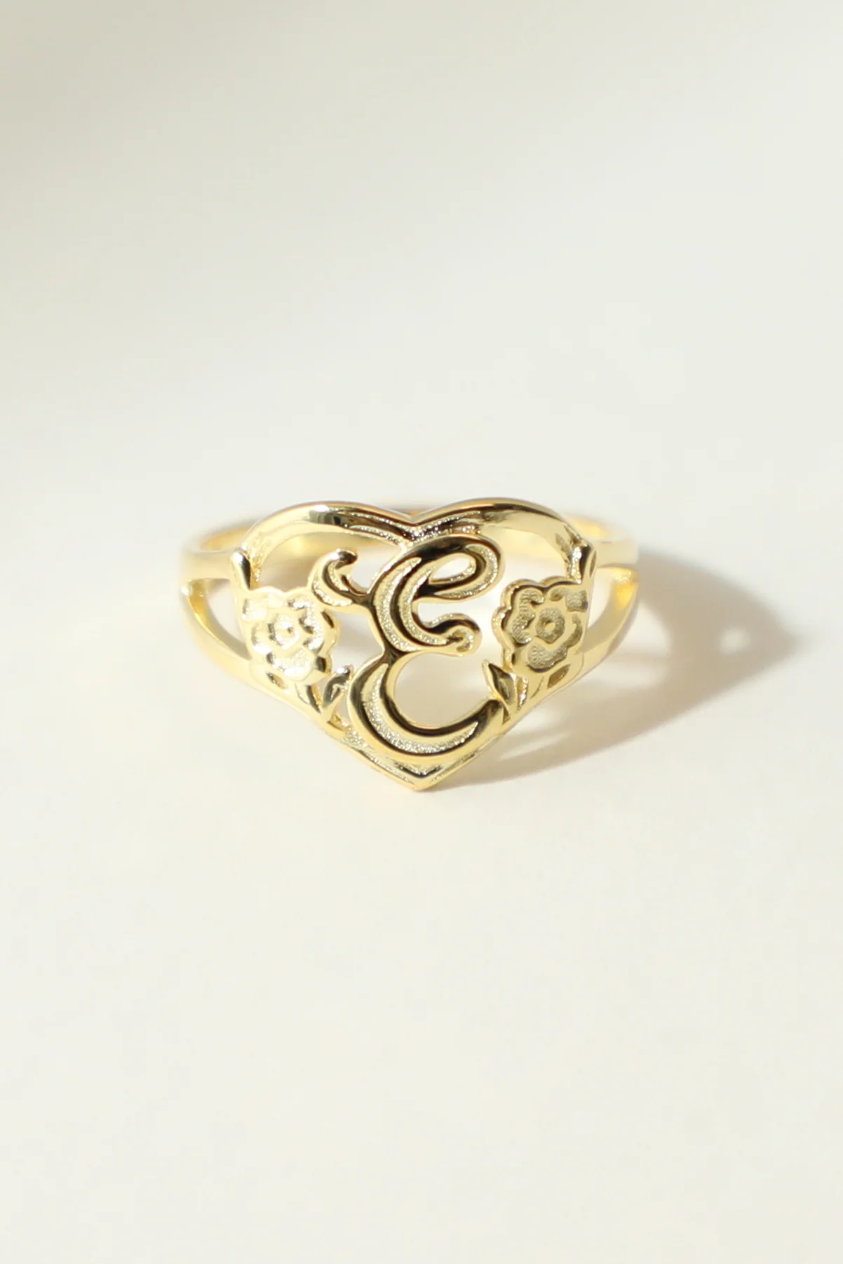 THE GOLD CUTOUT FLOWER HEART LETTER RING - Image 12