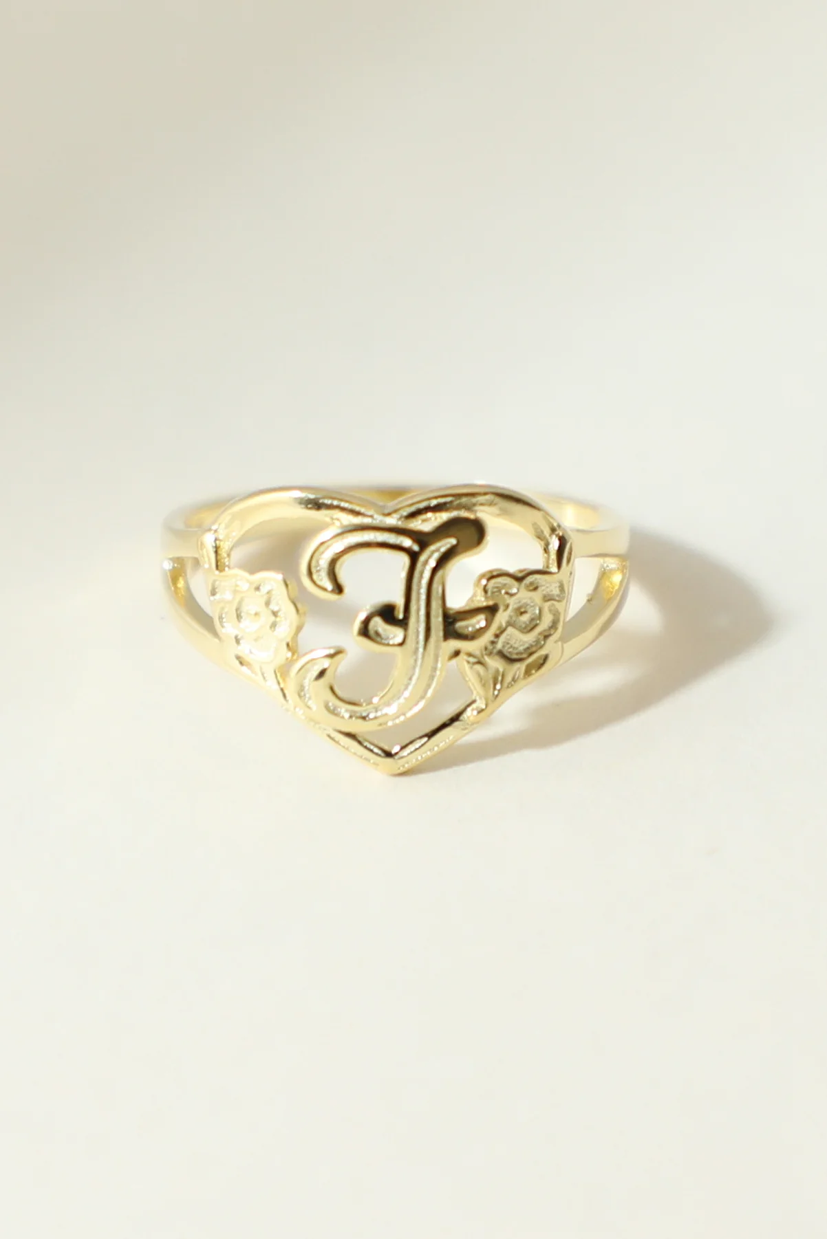 THE GOLD CUTOUT FLOWER HEART LETTER RING - Image 13
