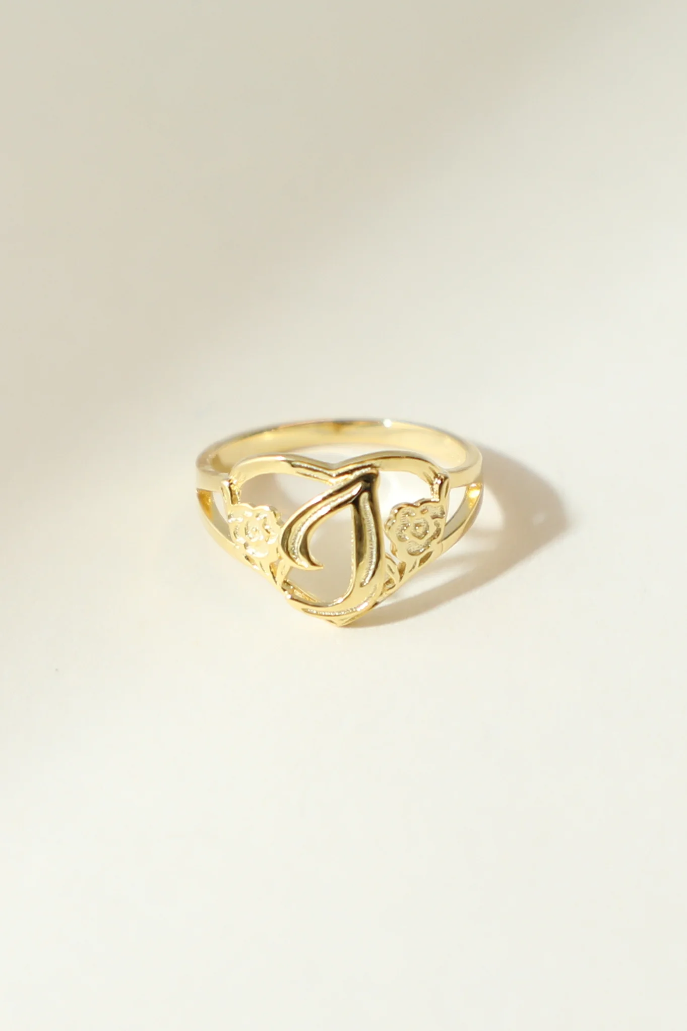 THE GOLD CUTOUT FLOWER HEART LETTER RING - Image 16