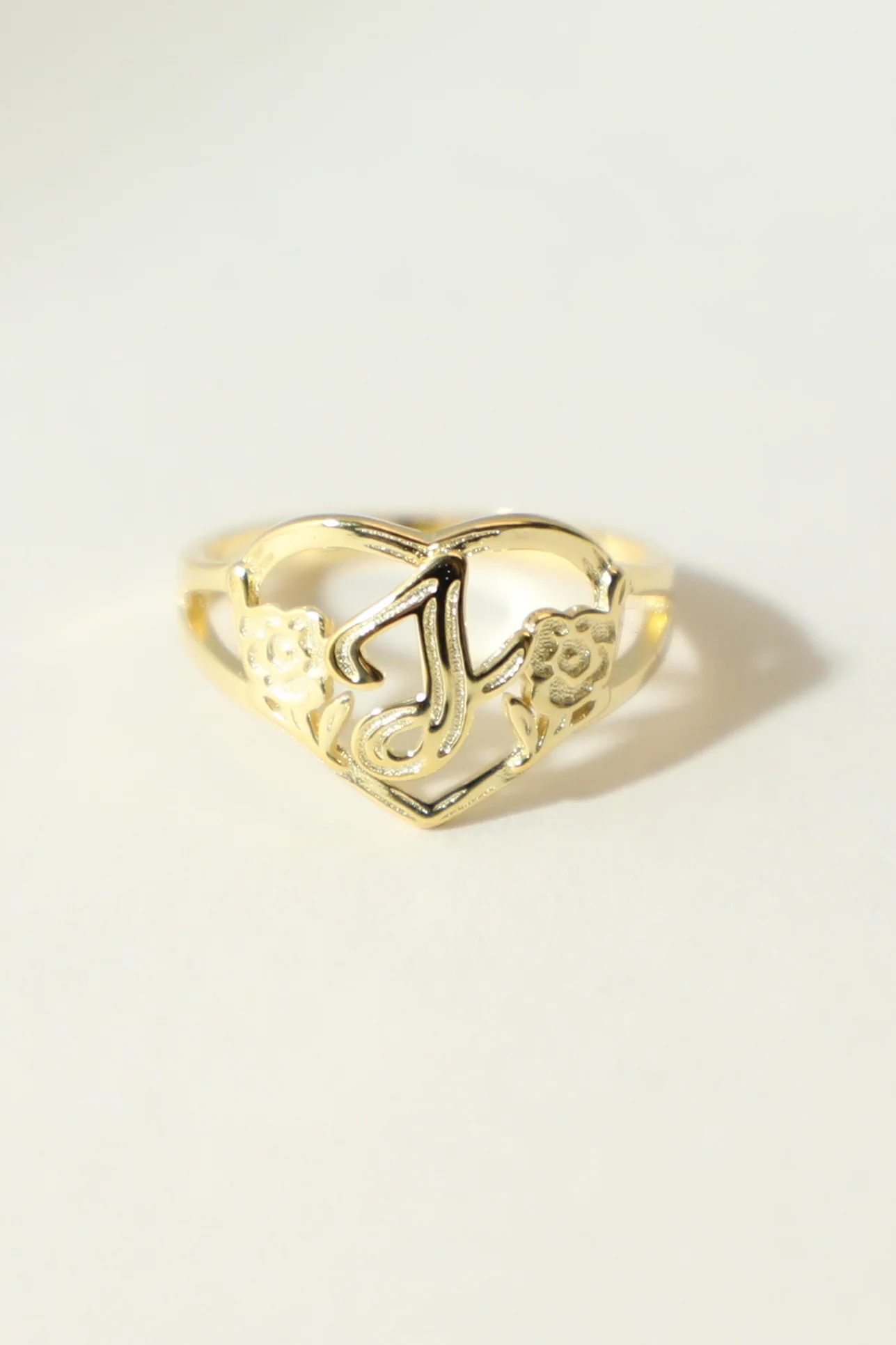 THE GOLD CUTOUT FLOWER HEART LETTER RING - Image 17