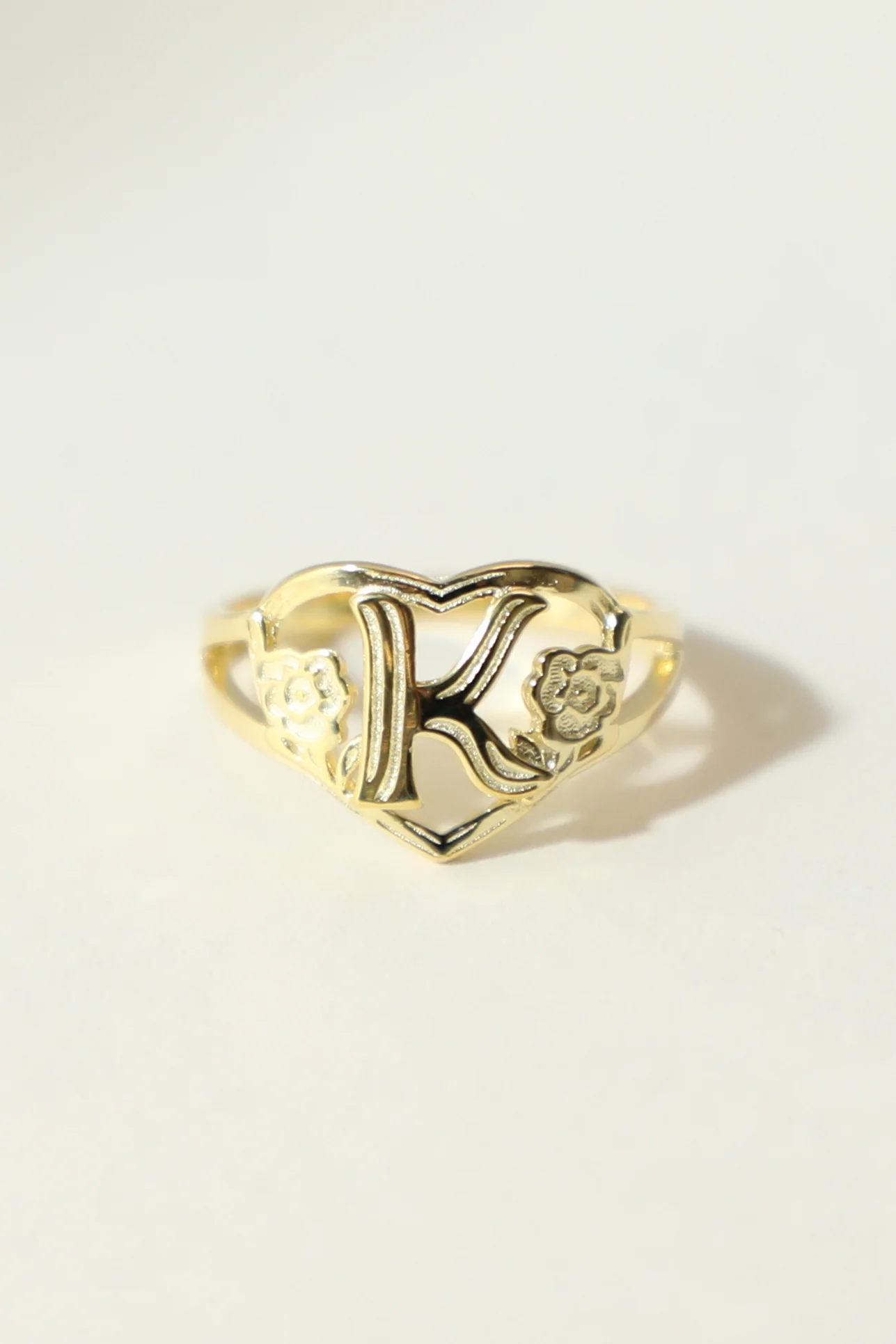 THE GOLD CUTOUT FLOWER HEART LETTER RING - Image 18