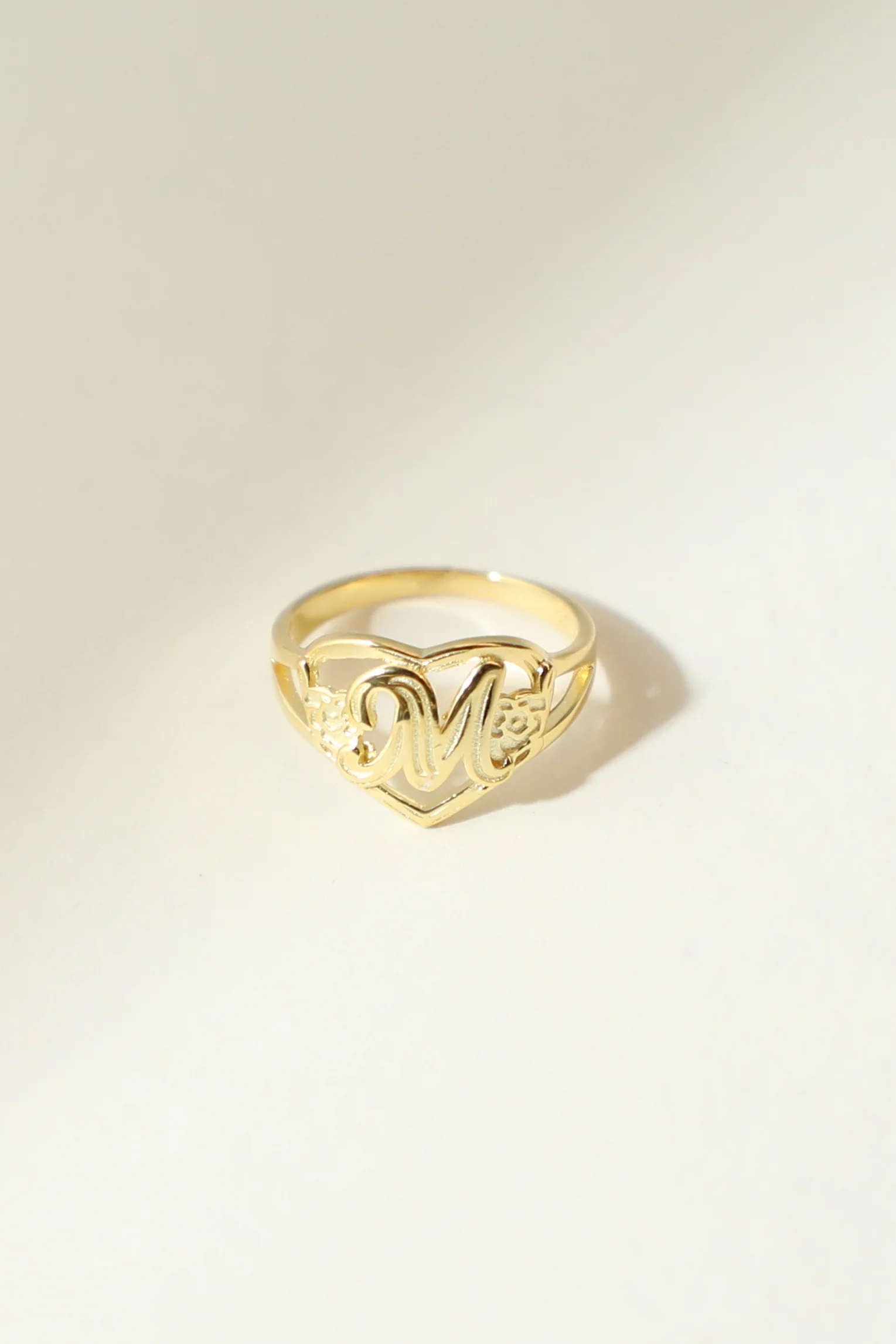 THE GOLD CUTOUT FLOWER HEART LETTER RING - Image 20