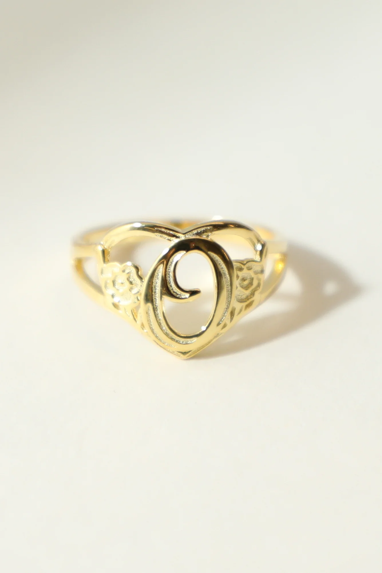 THE GOLD CUTOUT FLOWER HEART LETTER RING - Image 22