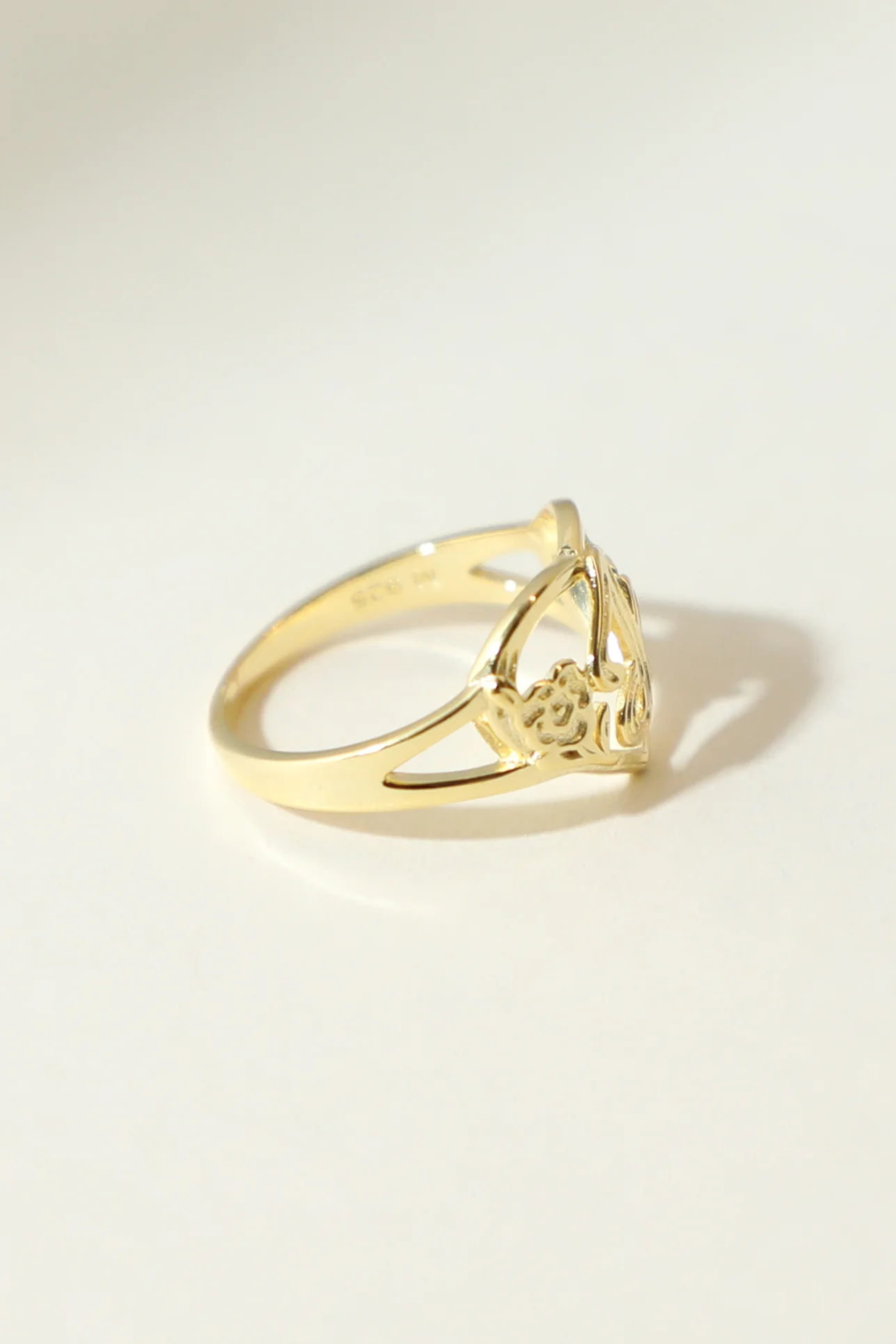 THE GOLD CUTOUT FLOWER HEART LETTER RING - Image 26
