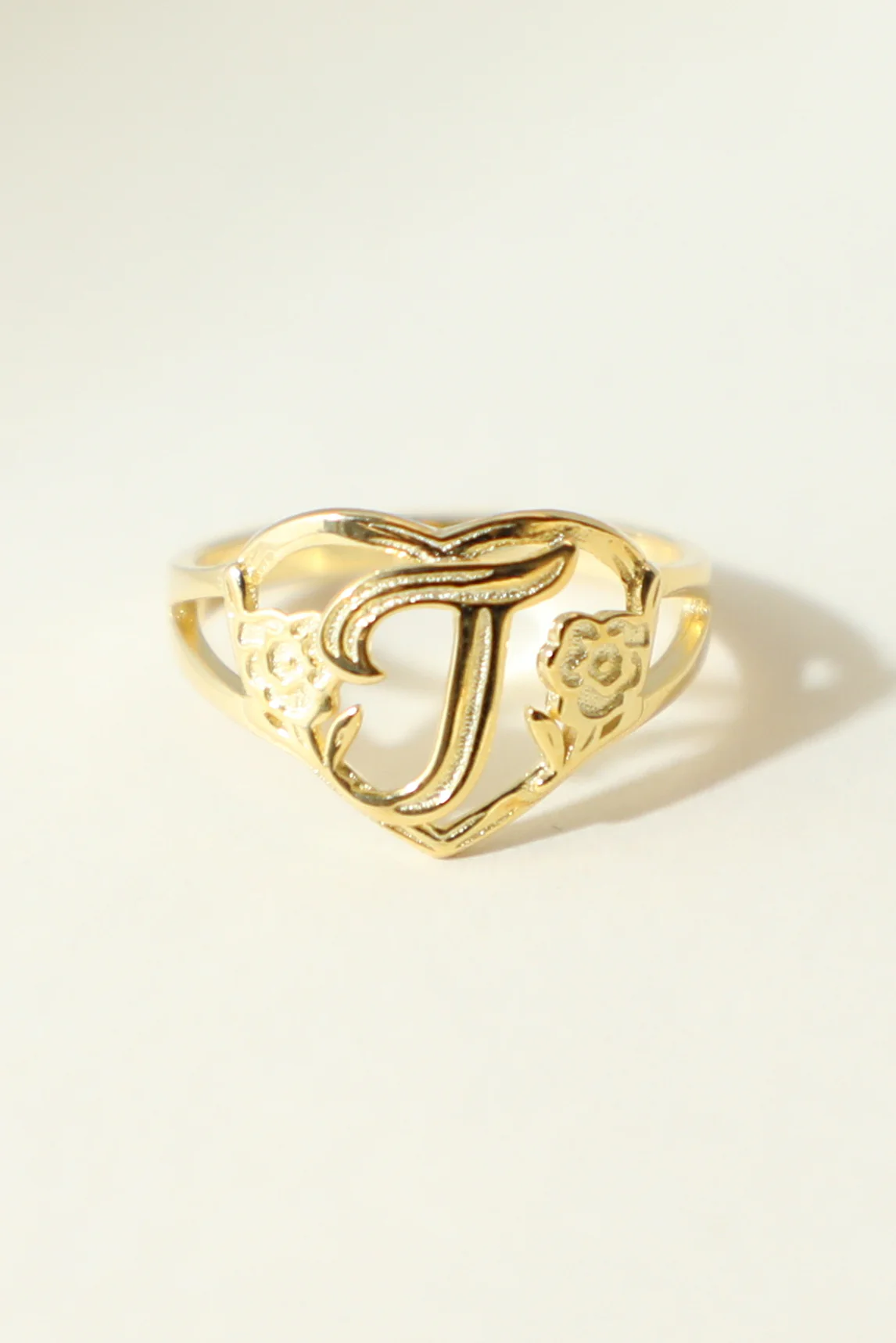 THE GOLD CUTOUT FLOWER HEART LETTER RING - Image 27