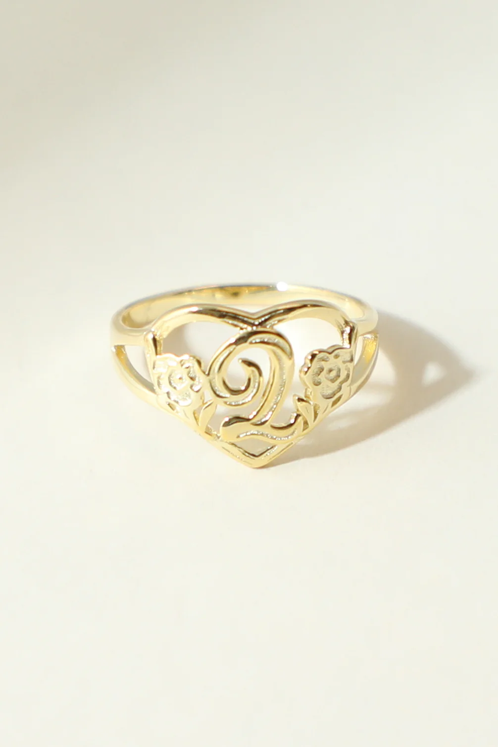THE GOLD CUTOUT FLOWER HEART LETTER RING - Image 29