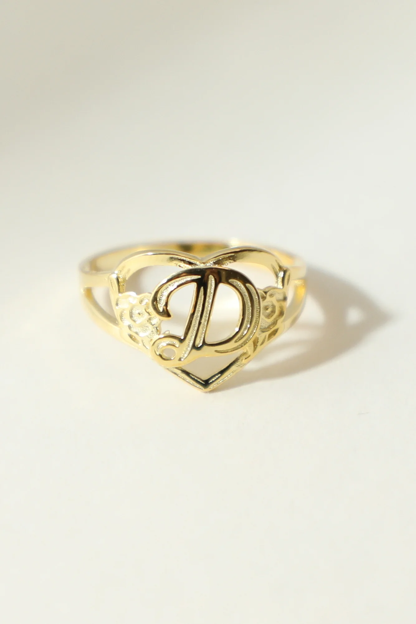 THE GOLD CUTOUT FLOWER HEART LETTER RING - Image 5