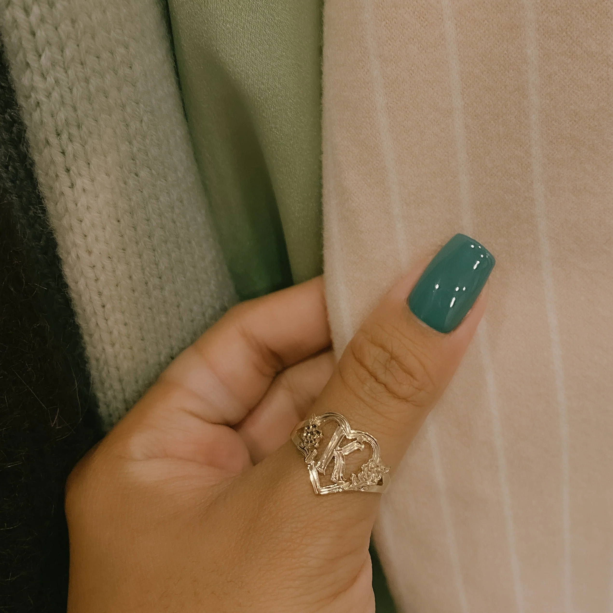 THE GOLD CUTOUT FLOWER HEART LETTER RING - Image 7