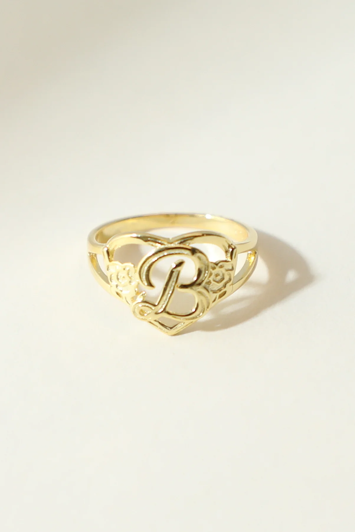 THE GOLD CUTOUT FLOWER HEART LETTER RING - Image 9