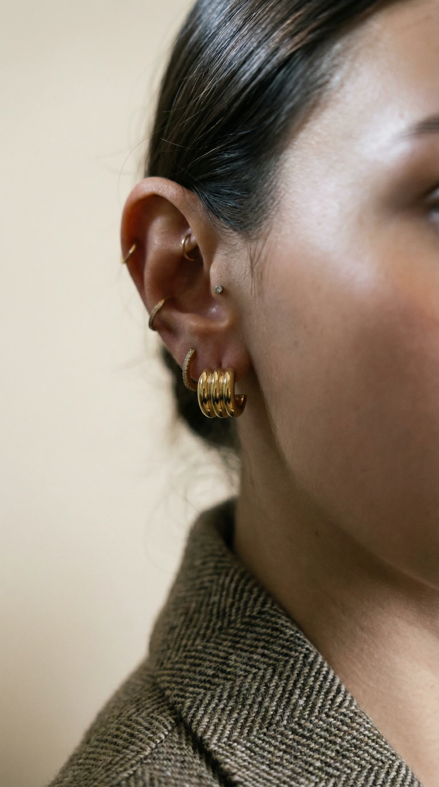 THE GOLD HUGGIE KNOT EARRINGS - Image 2