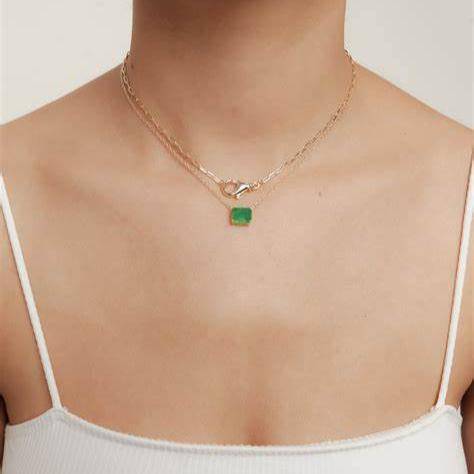 The Green Solitaire Emerald Necklace - Image 3