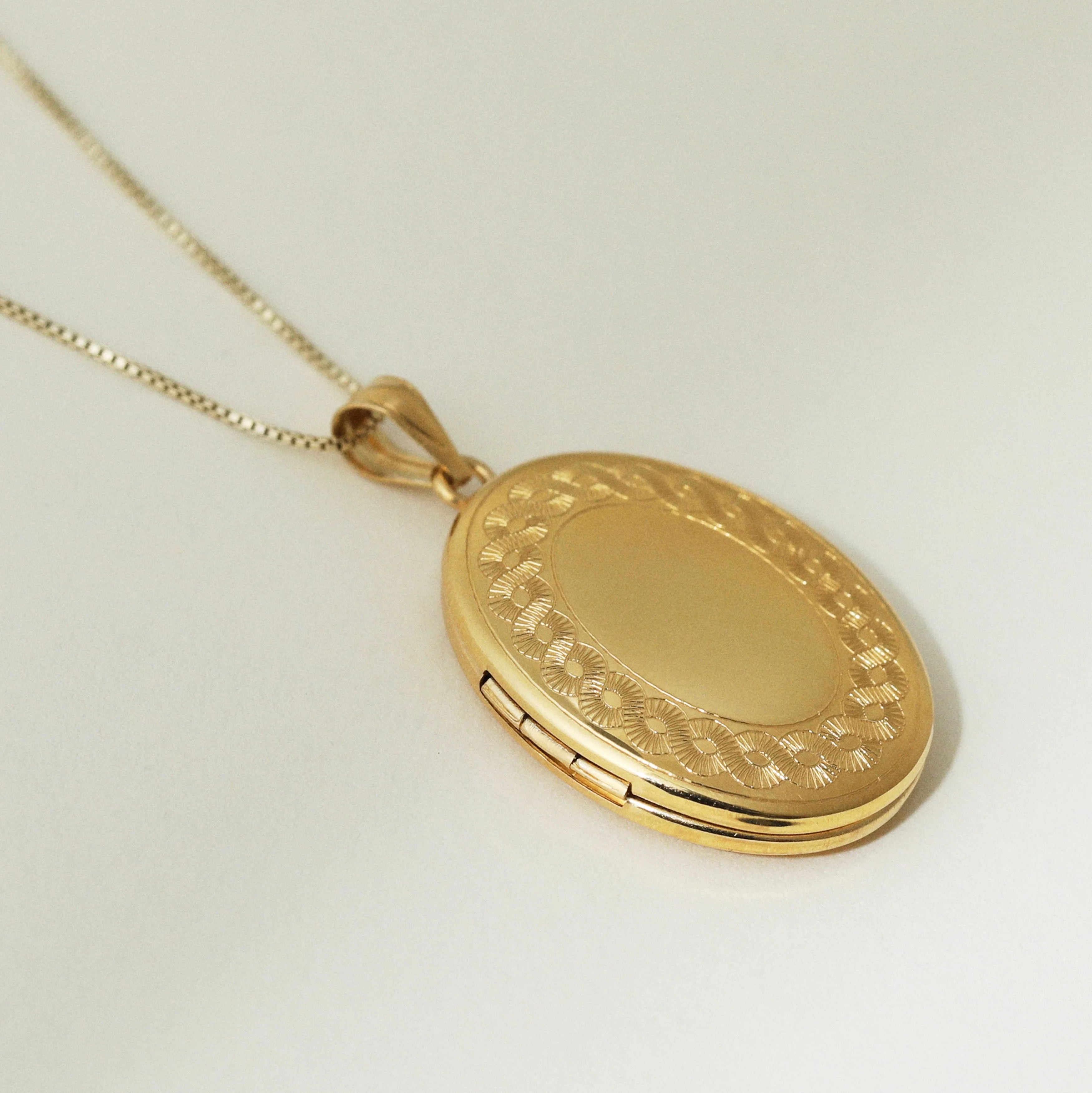 The Large Oval Photo Locket - Image 4