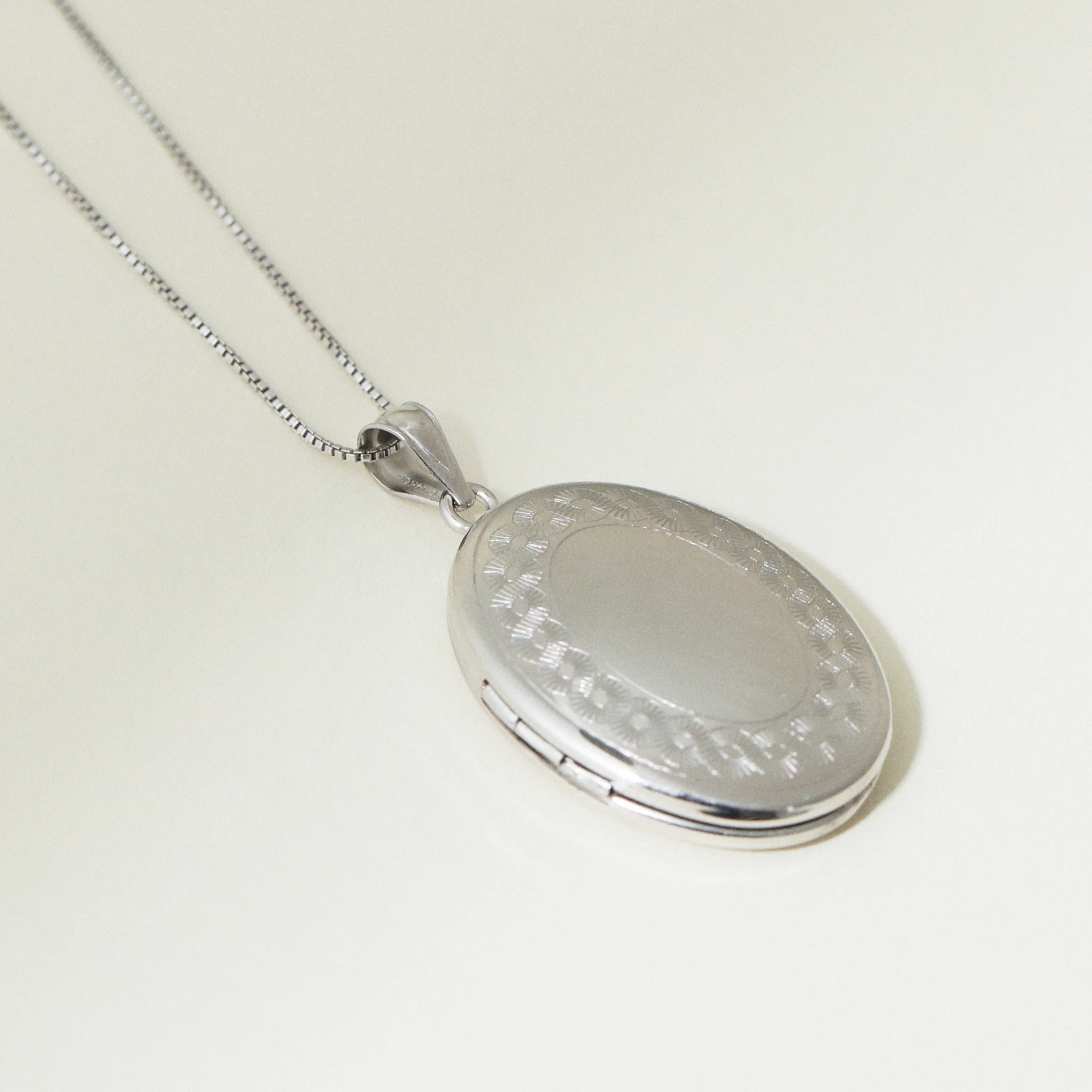 The Large Oval Photo Locket - Image 6