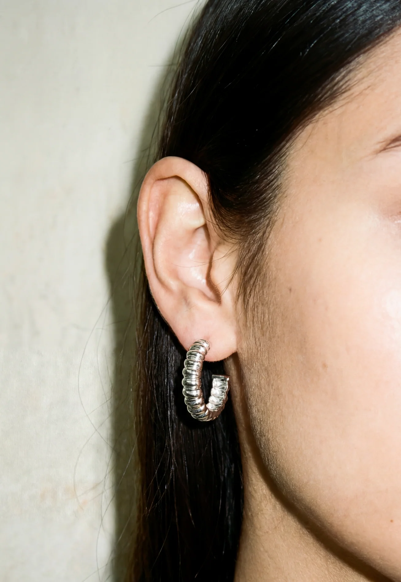 THE MARGAUX MINI SILVER HOOPS - Image 2