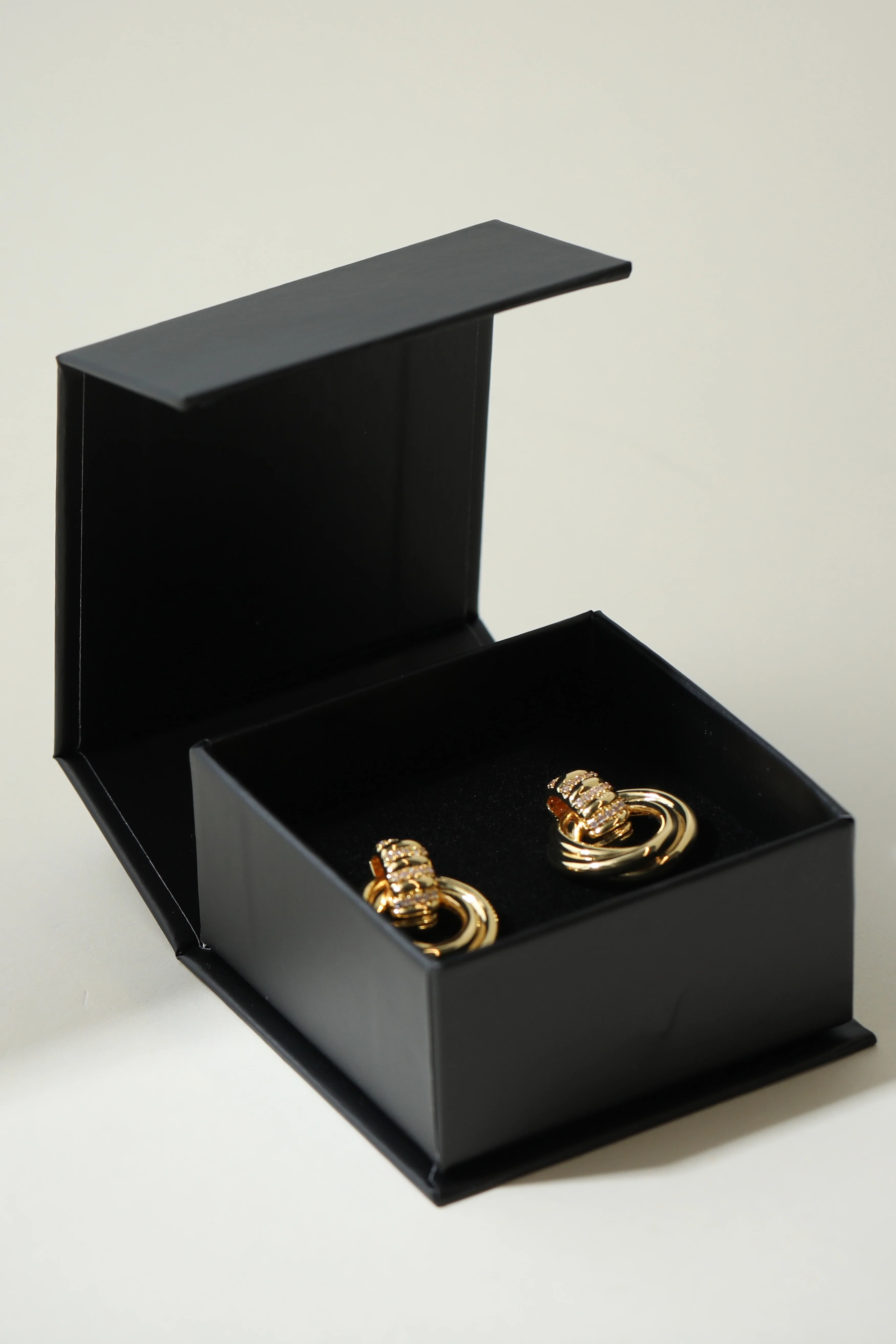 THE MARGAUX STONE KNOT EARRINGS - Image 3