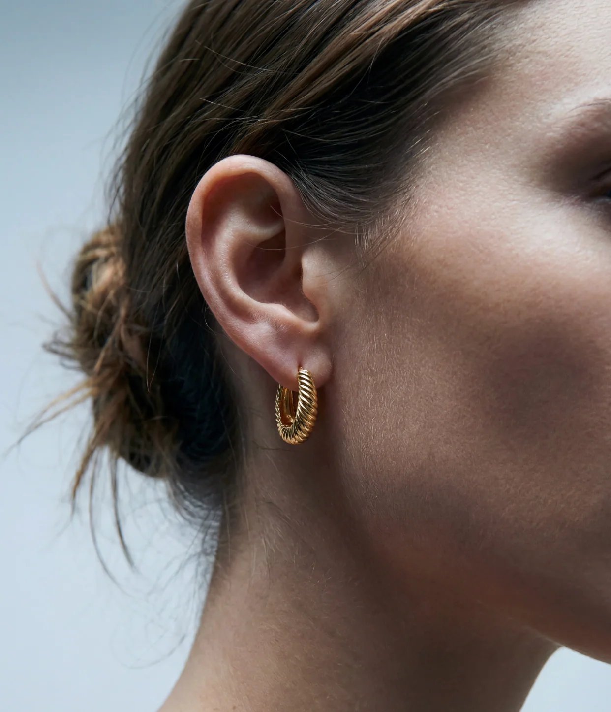 THE MINI MARGAUX HUGGIE EARRINGS - Image 2