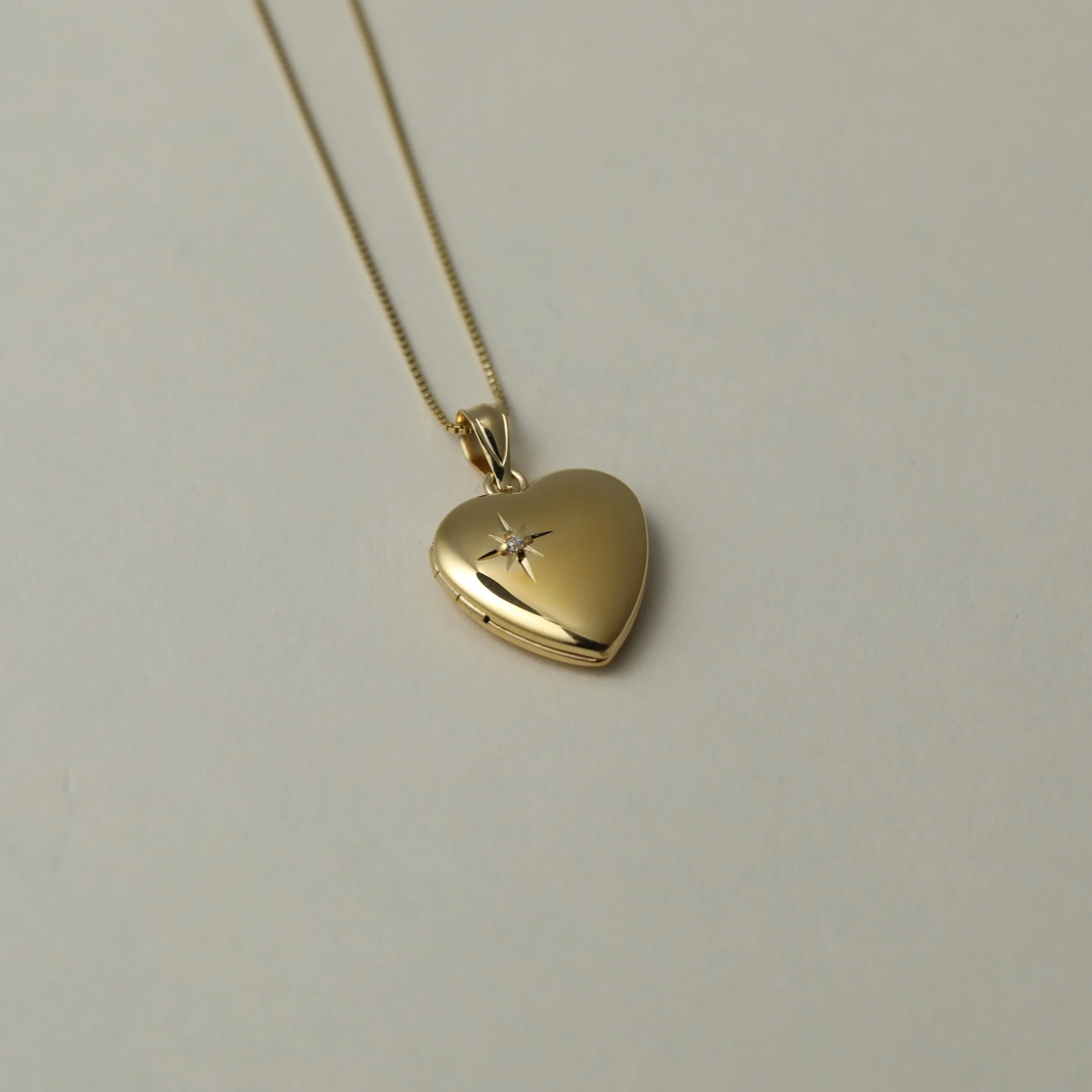 The Single Stone Photo Locket - Image 9