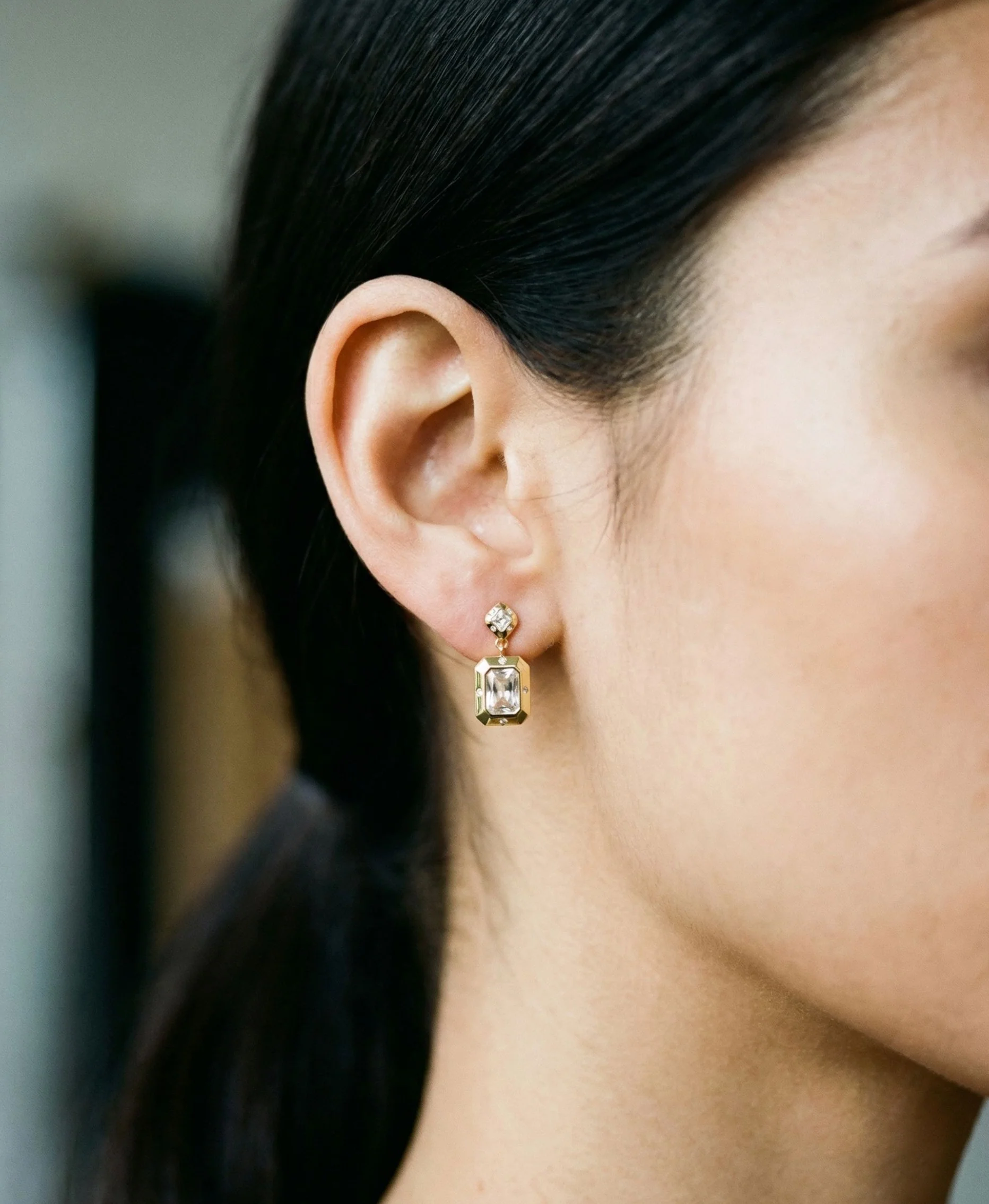 THE ODE EMERALD CUT EARRINGS - Image 2