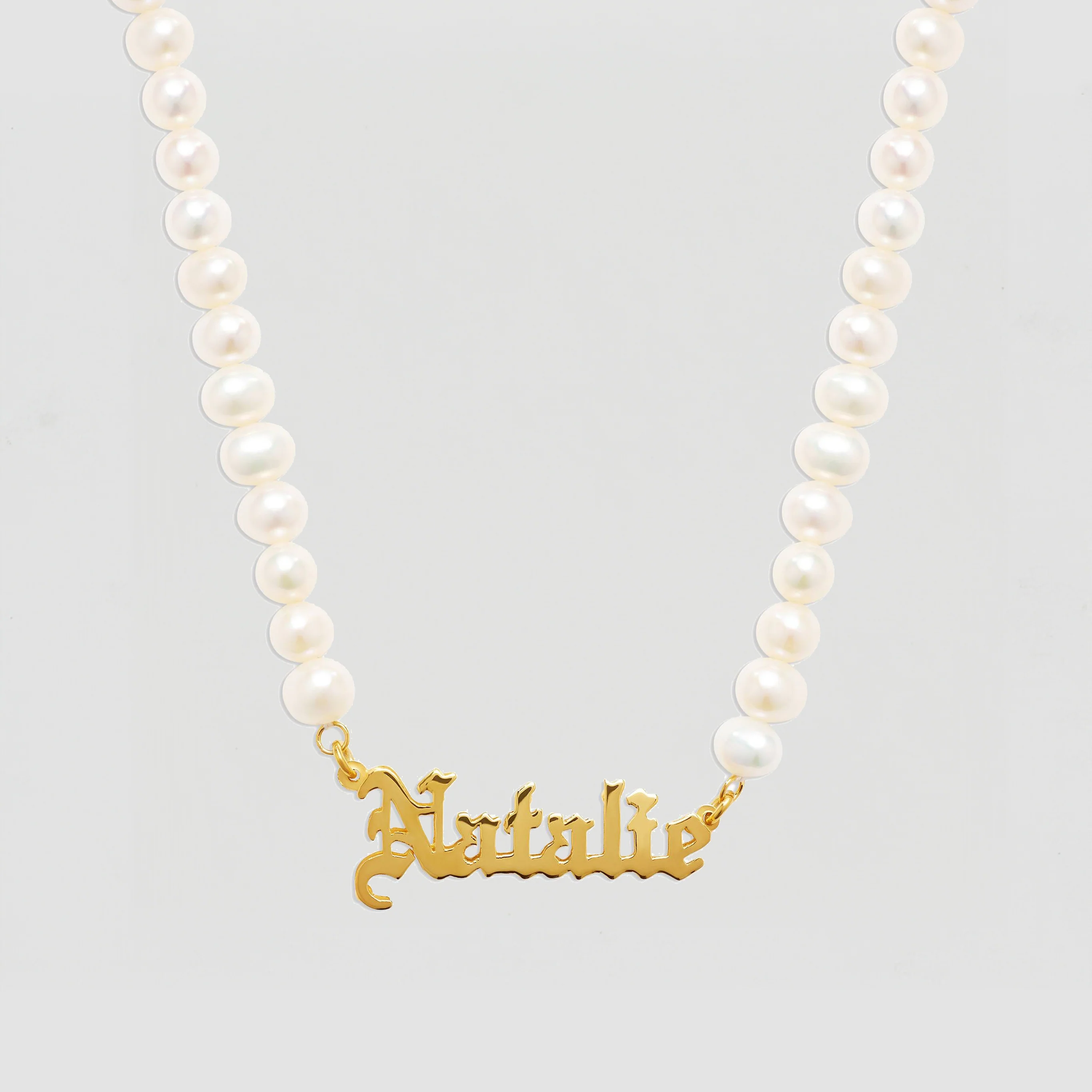 The Old English Pearl Nameplate Necklace - Image 3