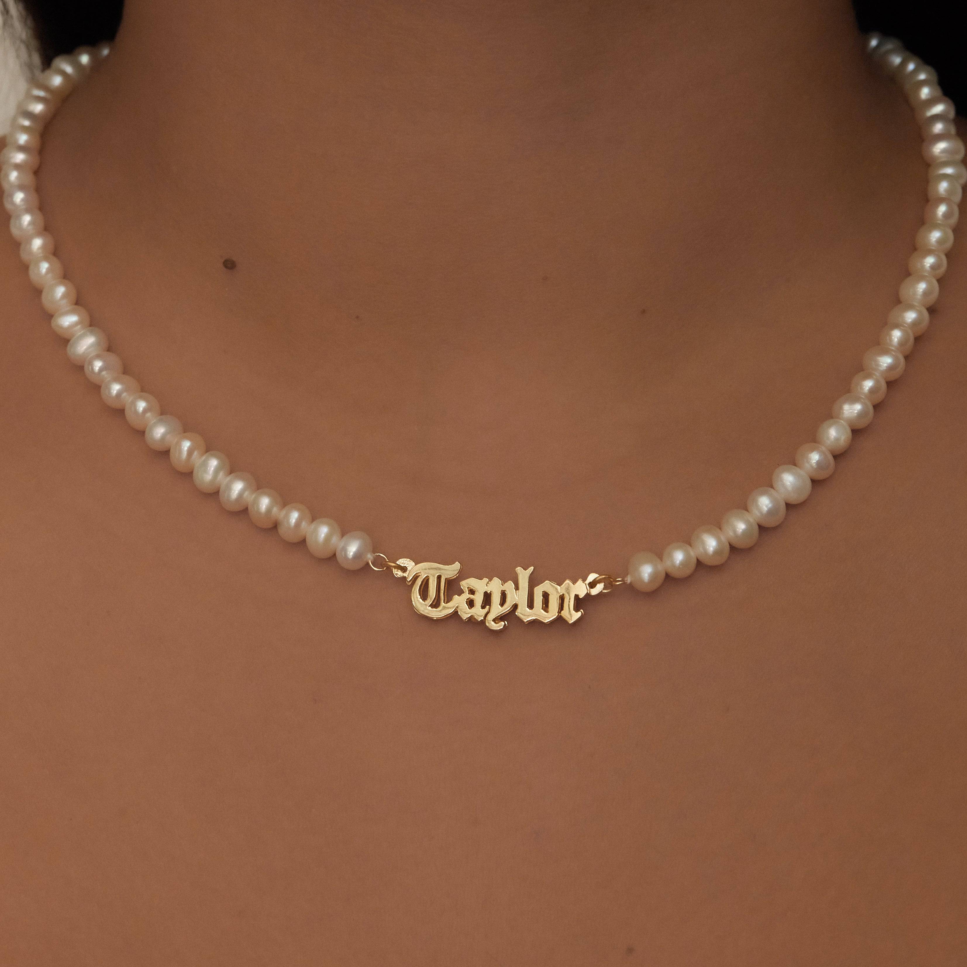 The Old English Pearl Nameplate Necklace - Image 6