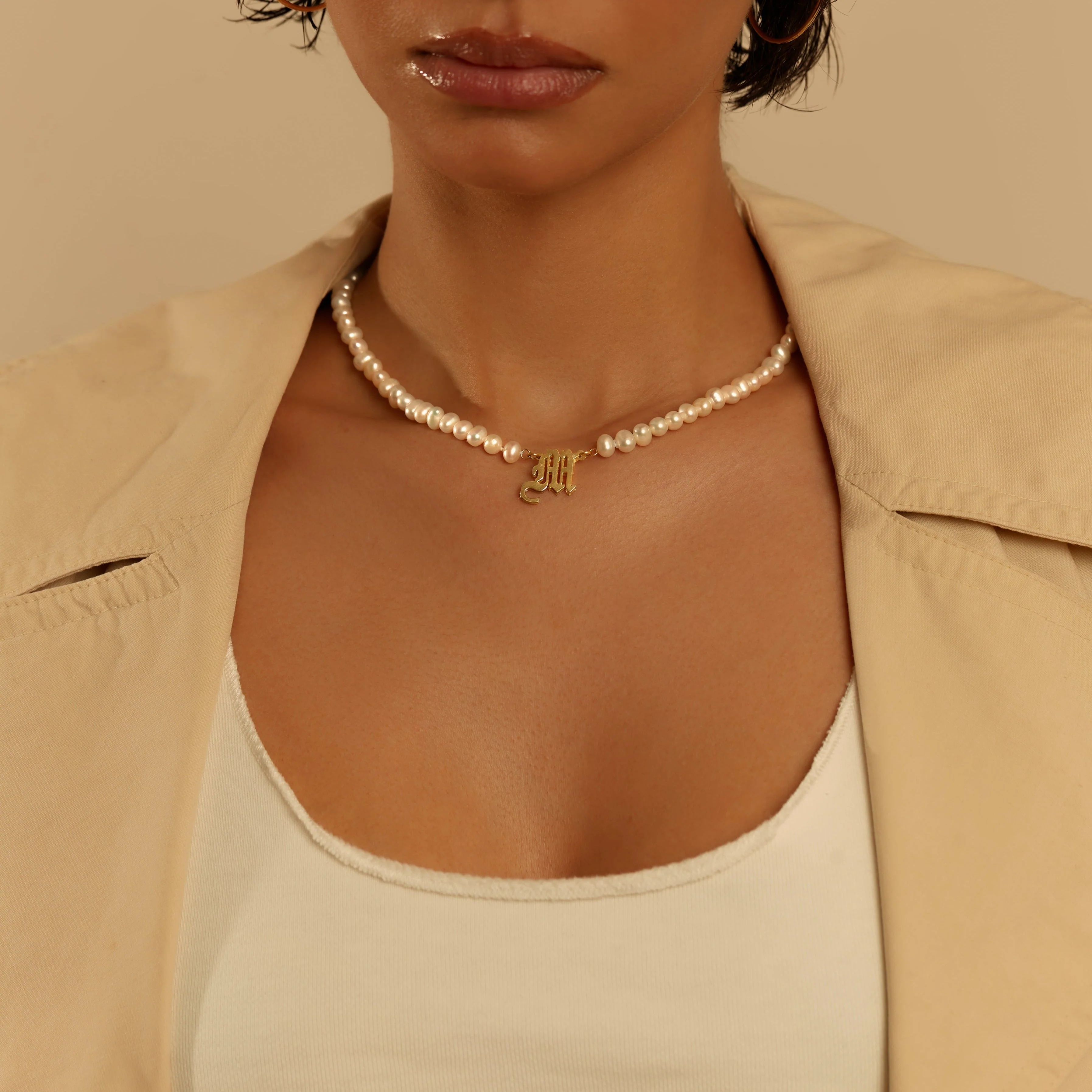 The Old English Single Initial Pearl Necklace - Image 4