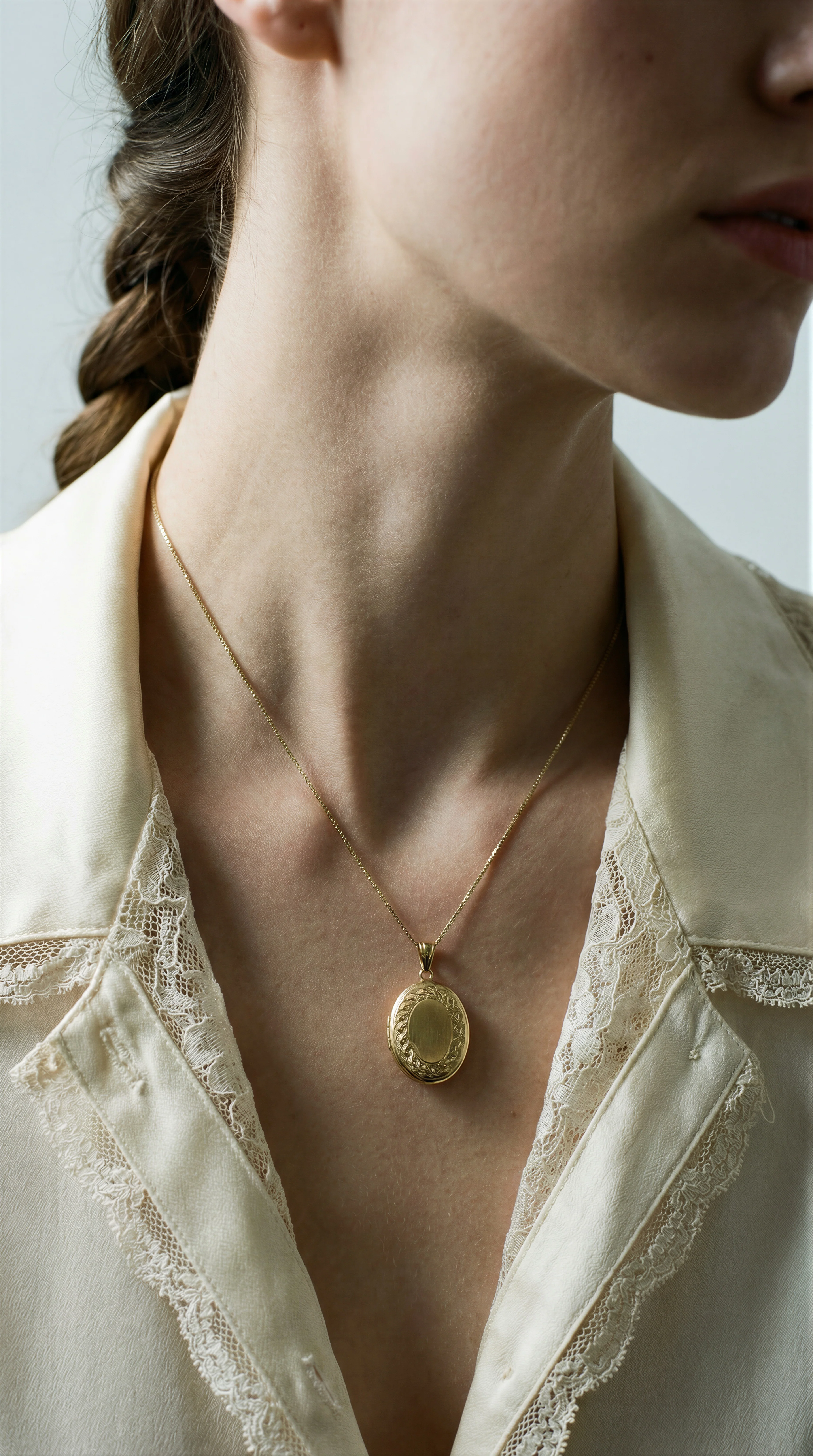 The Oval Photo Locket - Image 2