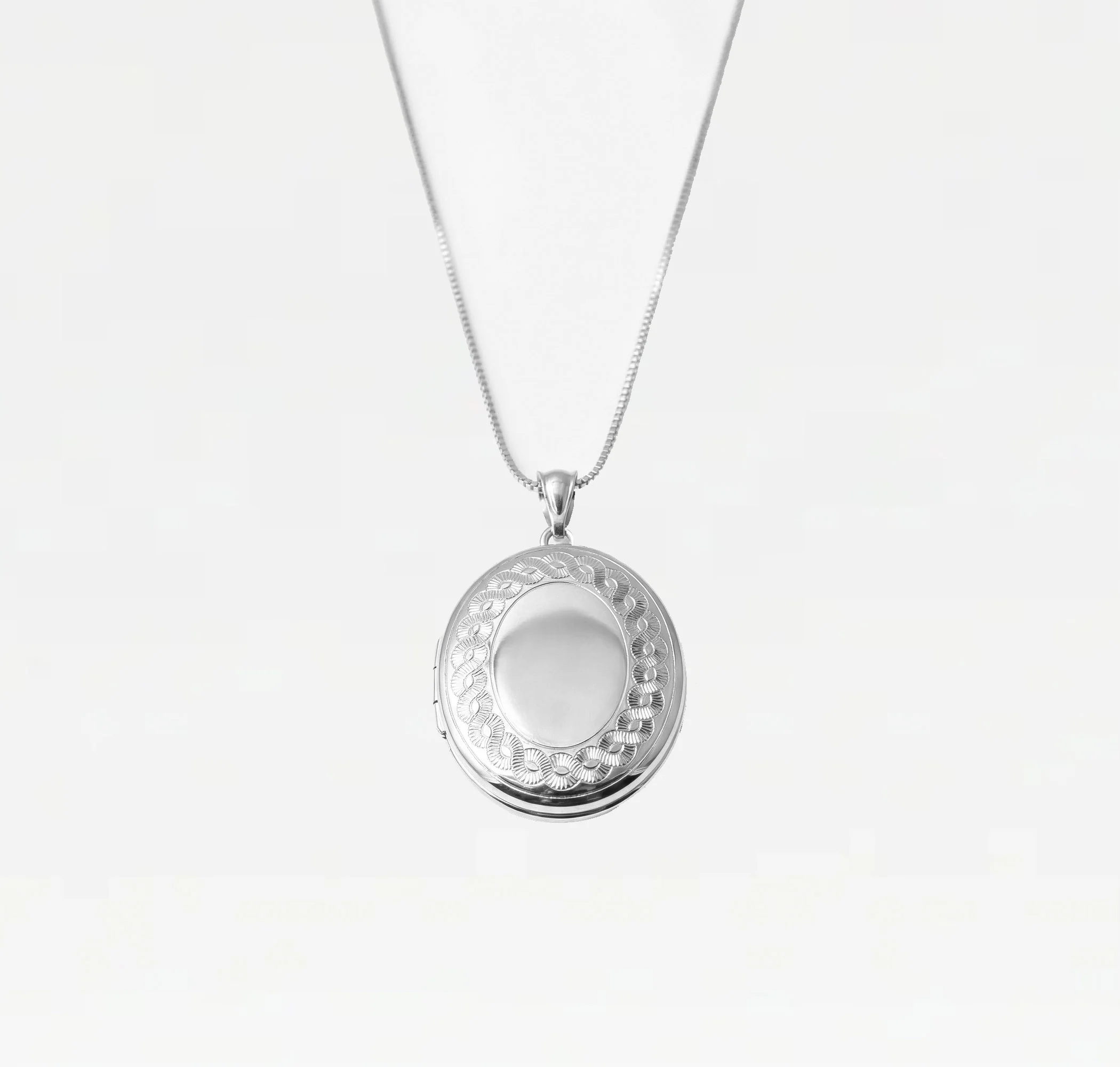 The Oval Photo Locket - Image 3