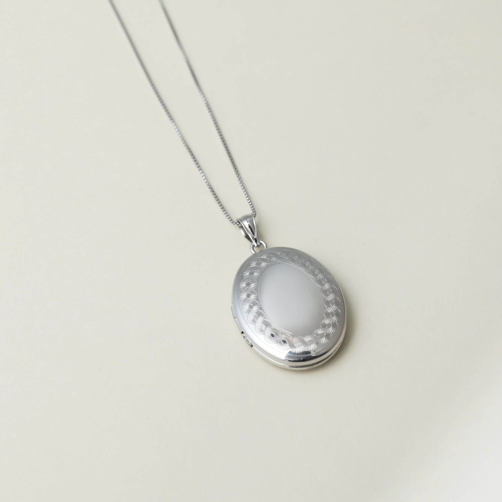 The Oval Photo Locket - Image 7