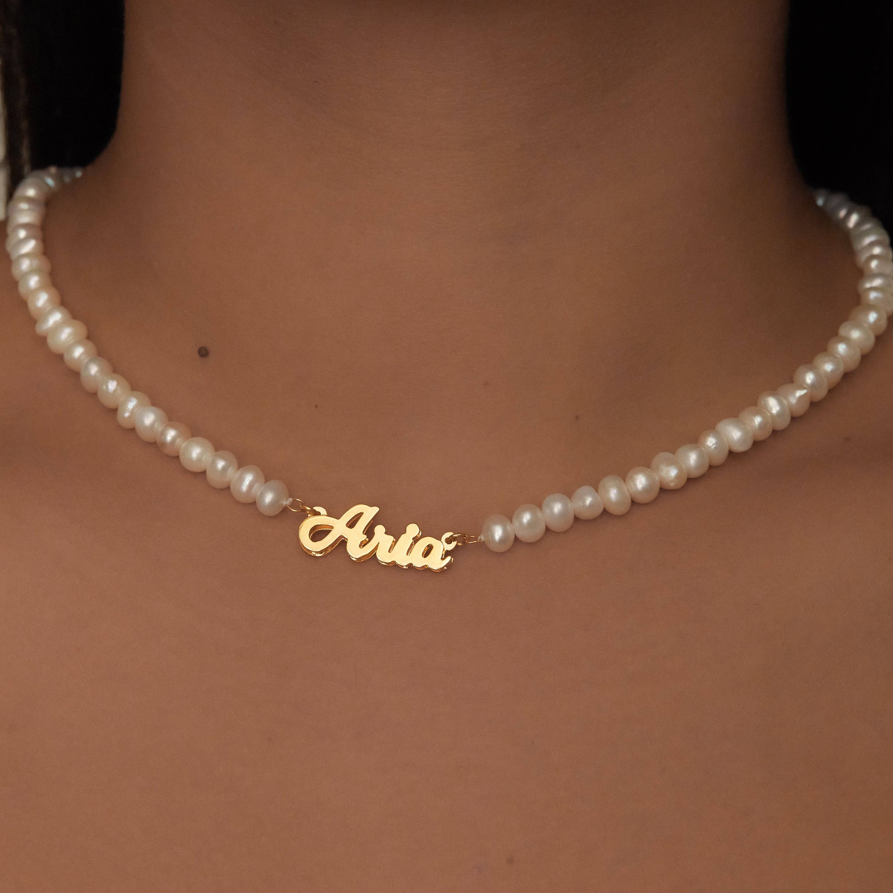 The Pearl Nameplate Necklace - Image 3