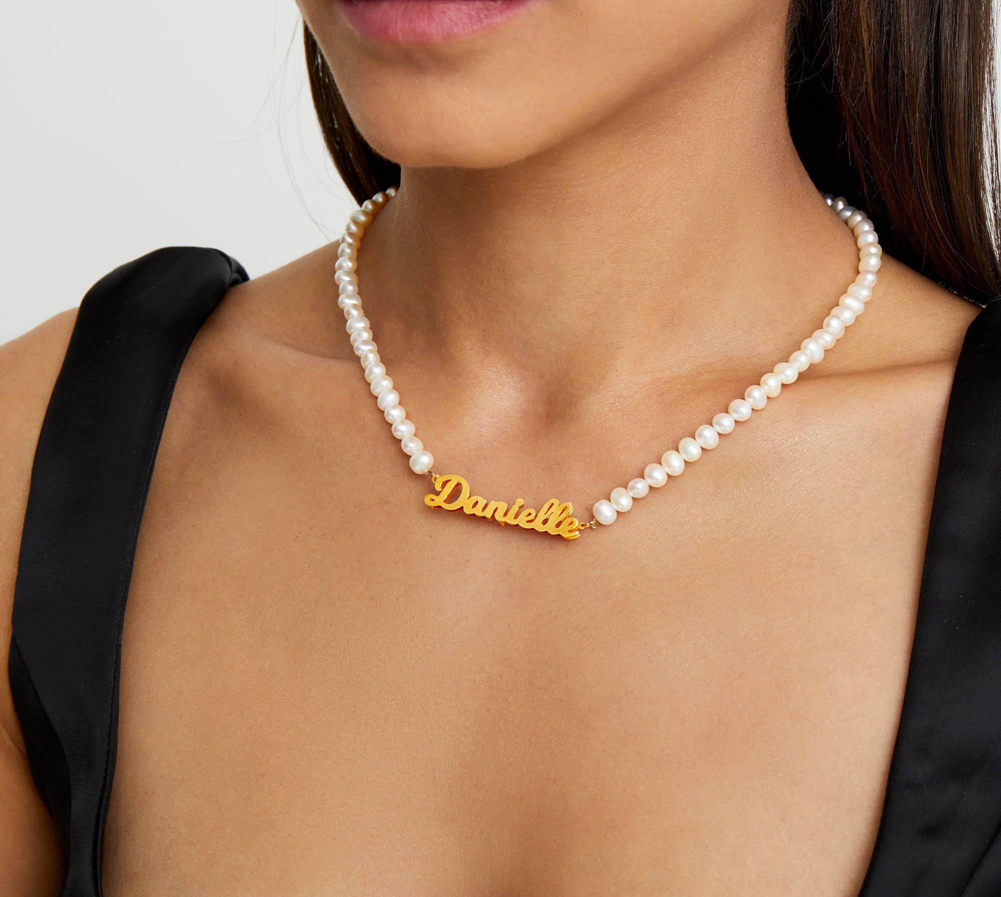 The Pearl Nameplate Necklace - Image 4