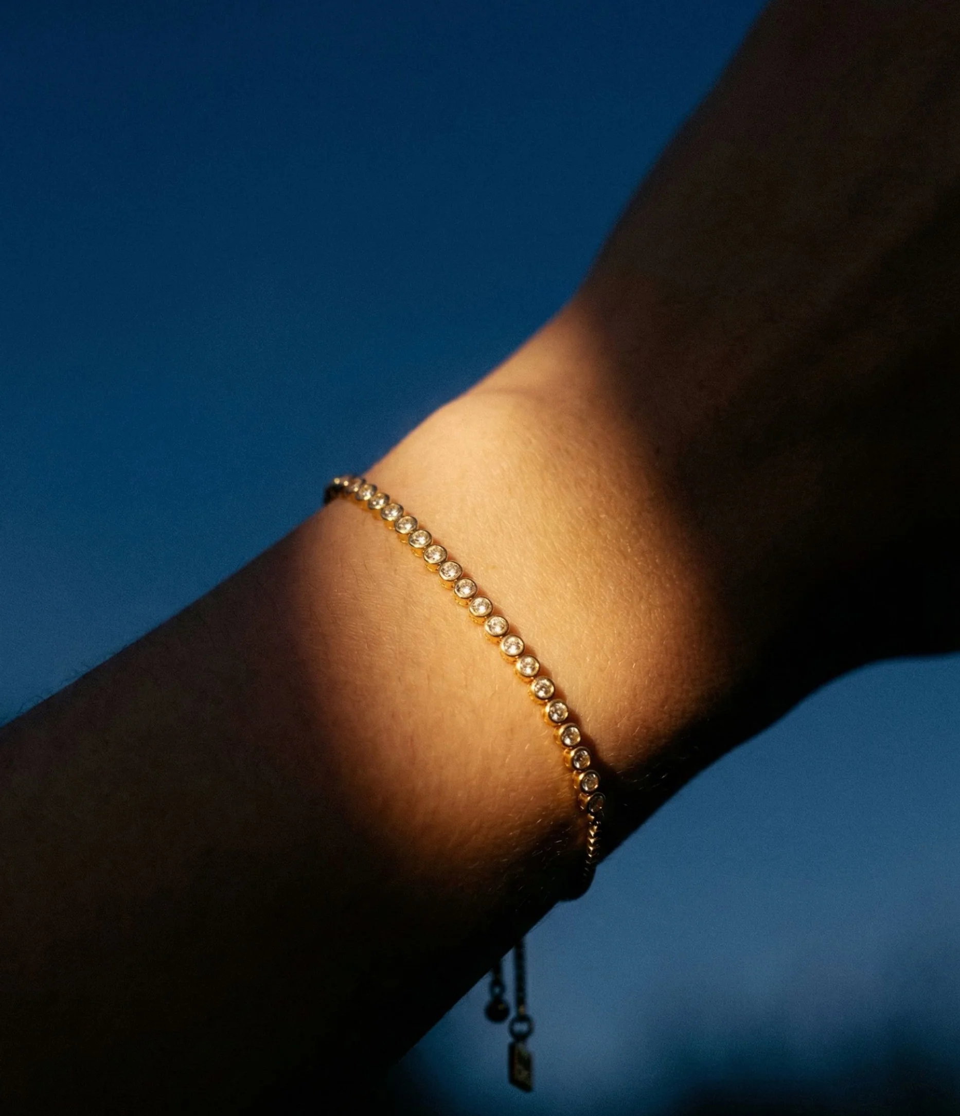 THE ROUND BEZEL ADJUSTABLE TENNIS BRACELET - Image 3