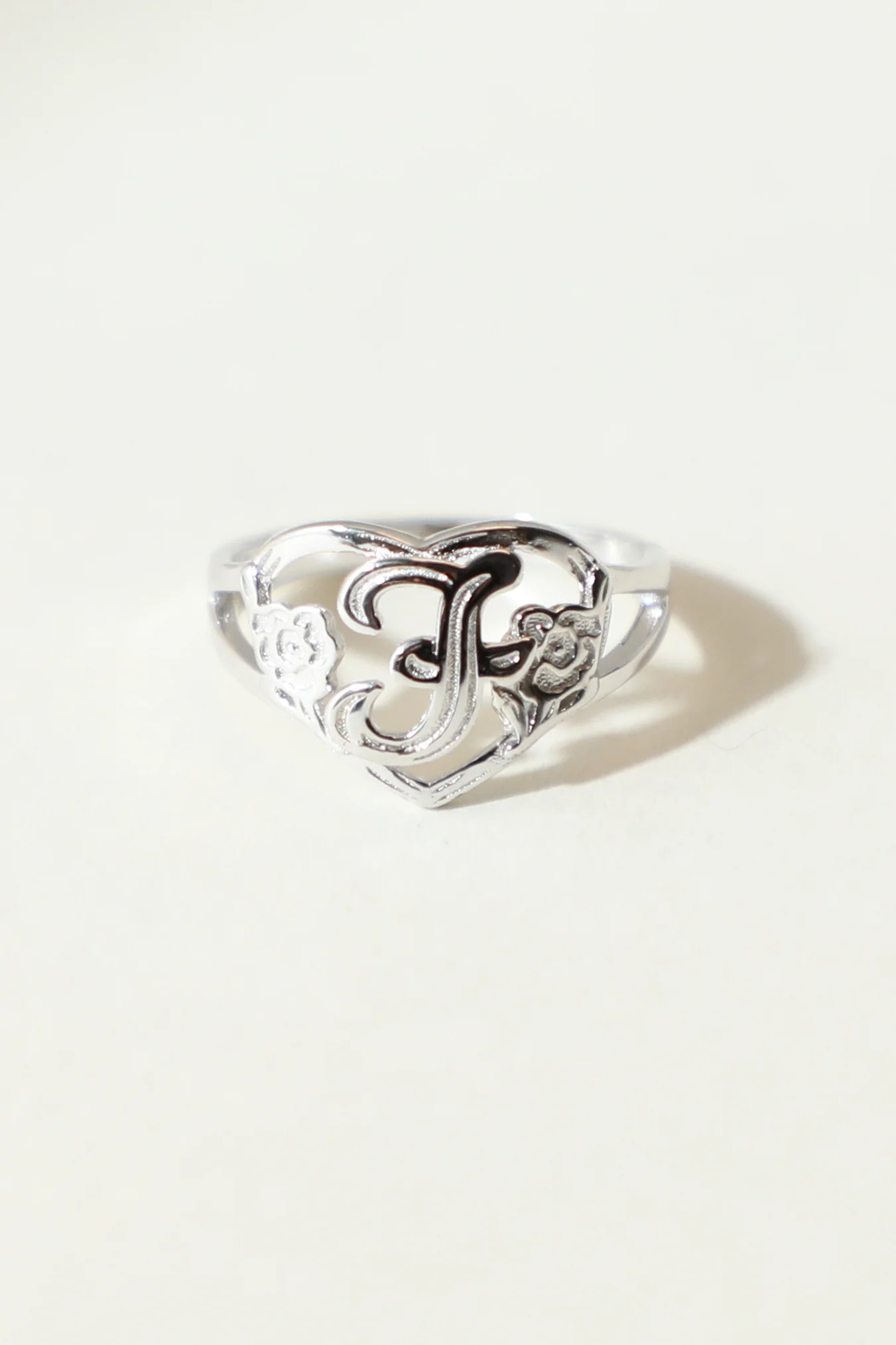 THE SILVER CUTOUT FLOWER HEART LETTER RING - Image 10