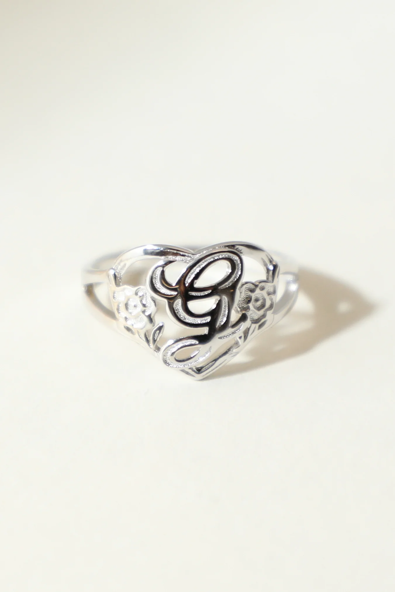THE SILVER CUTOUT FLOWER HEART LETTER RING - Image 11