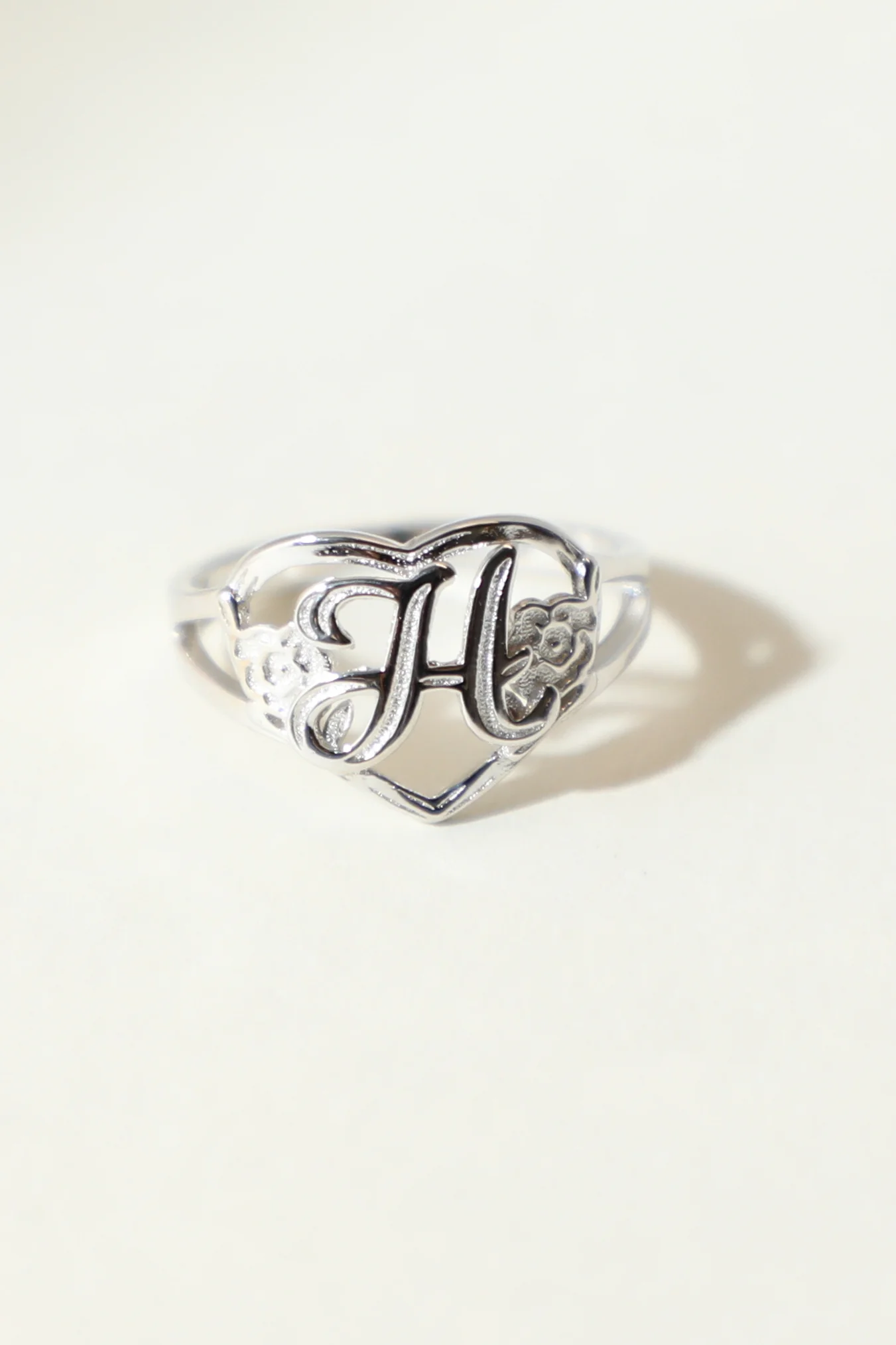 THE SILVER CUTOUT FLOWER HEART LETTER RING - Image 12