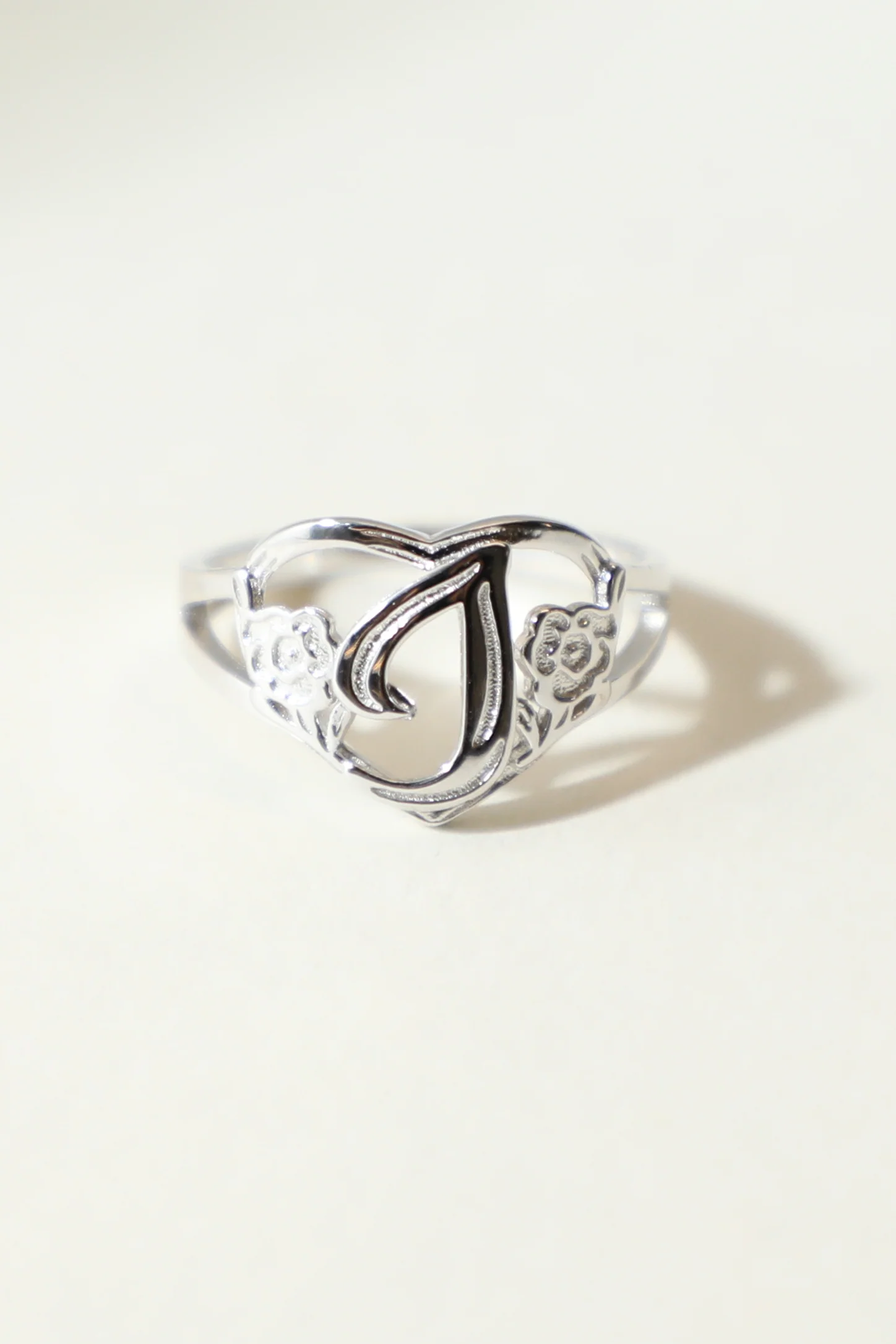 THE SILVER CUTOUT FLOWER HEART LETTER RING - Image 13