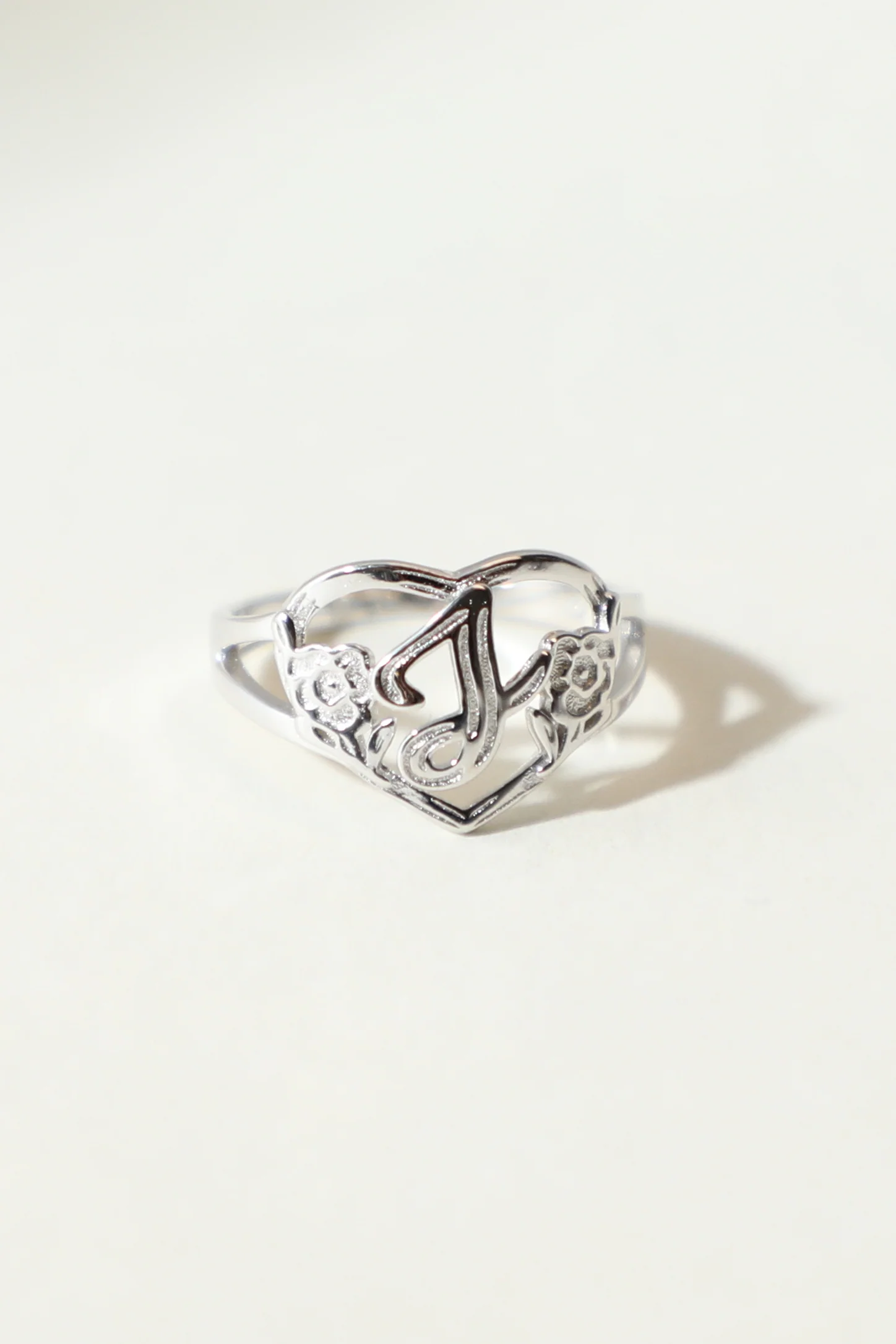 THE SILVER CUTOUT FLOWER HEART LETTER RING - Image 14