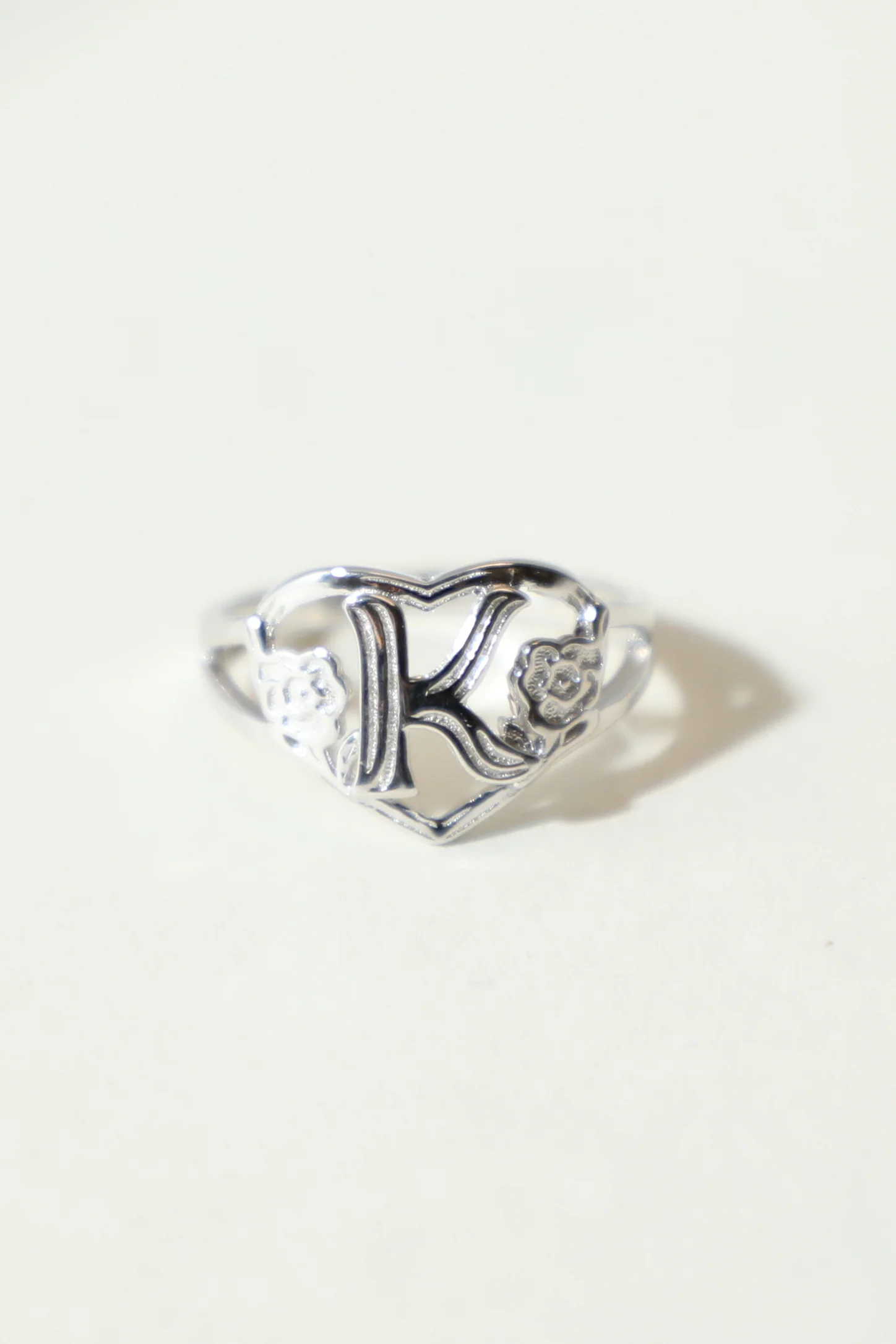THE SILVER CUTOUT FLOWER HEART LETTER RING - Image 15