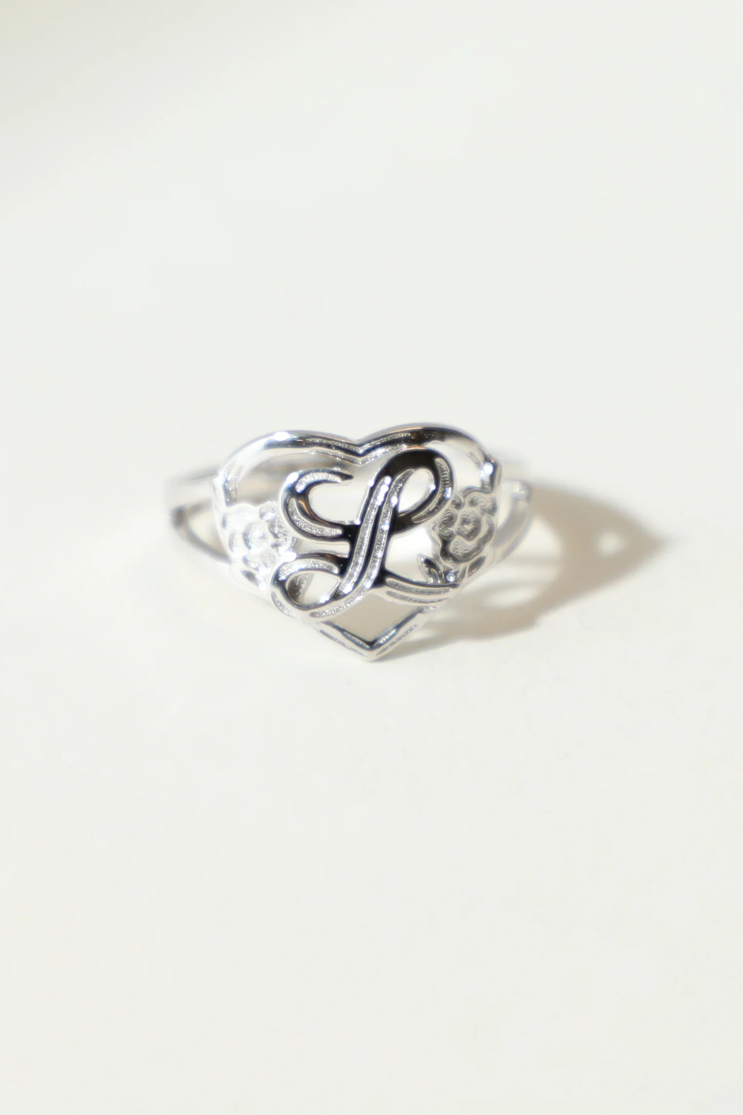 THE SILVER CUTOUT FLOWER HEART LETTER RING - Image 16