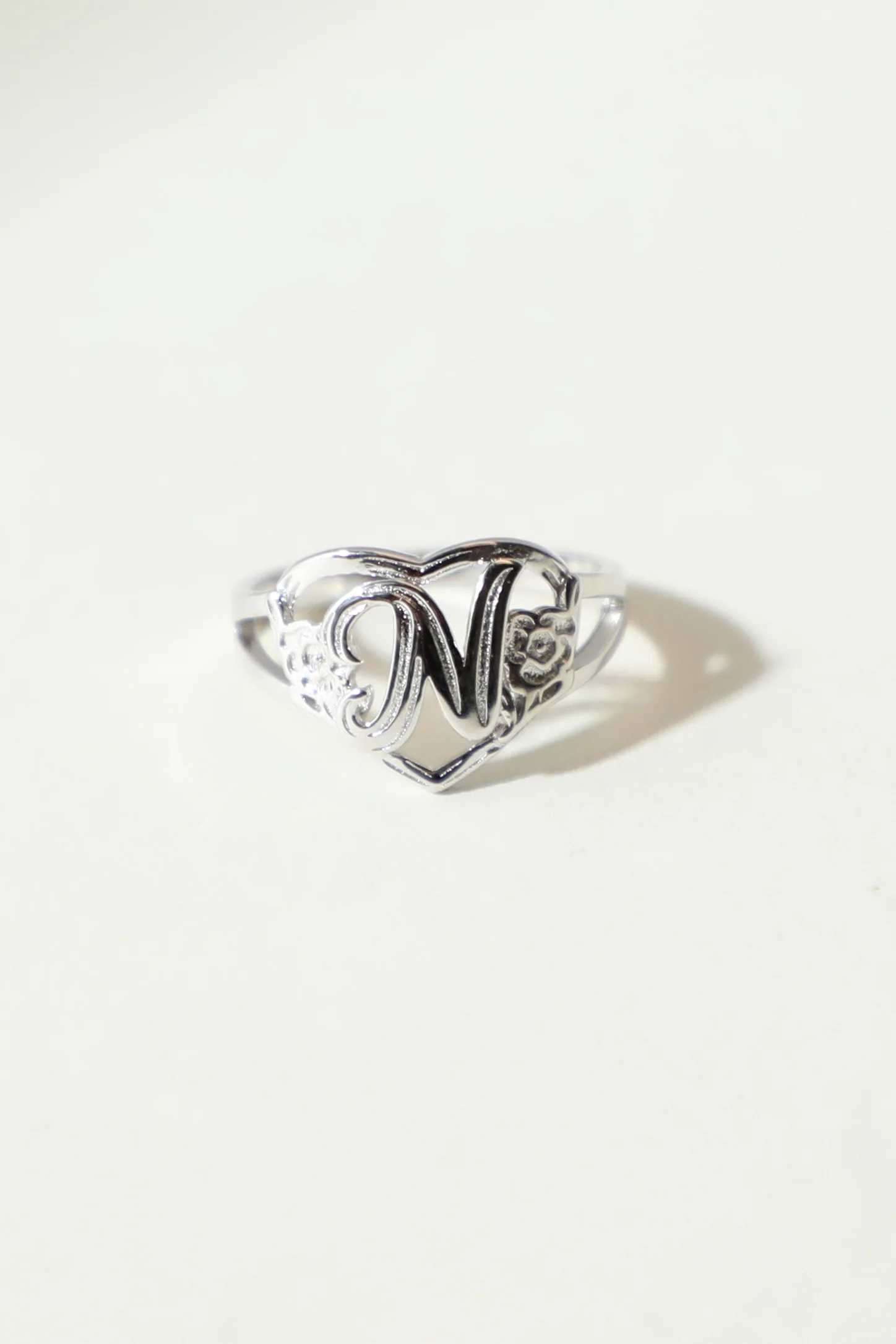 THE SILVER CUTOUT FLOWER HEART LETTER RING - Image 18