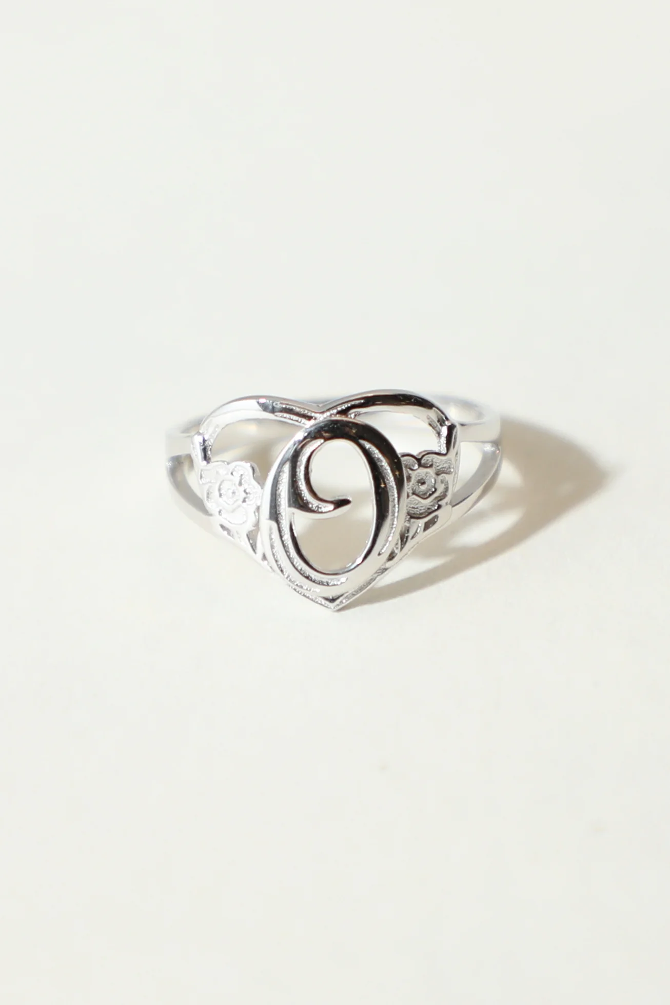 THE SILVER CUTOUT FLOWER HEART LETTER RING - Image 19