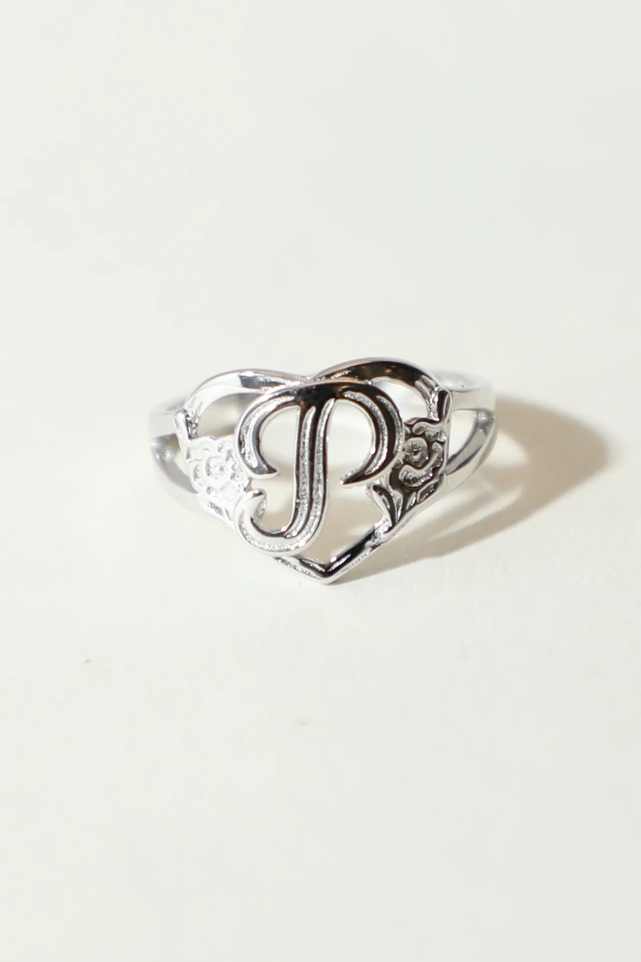 THE SILVER CUTOUT FLOWER HEART LETTER RING - Image 20