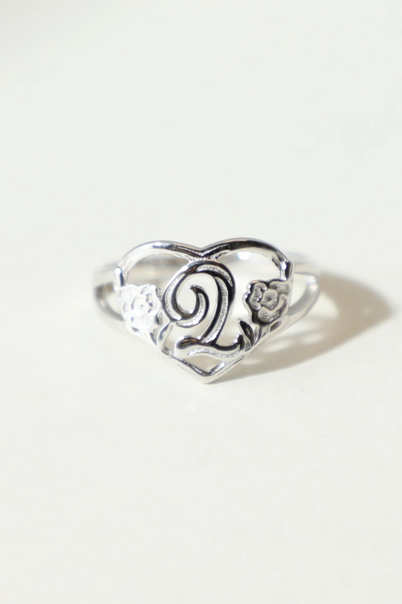 THE SILVER CUTOUT FLOWER HEART LETTER RING - Image 21