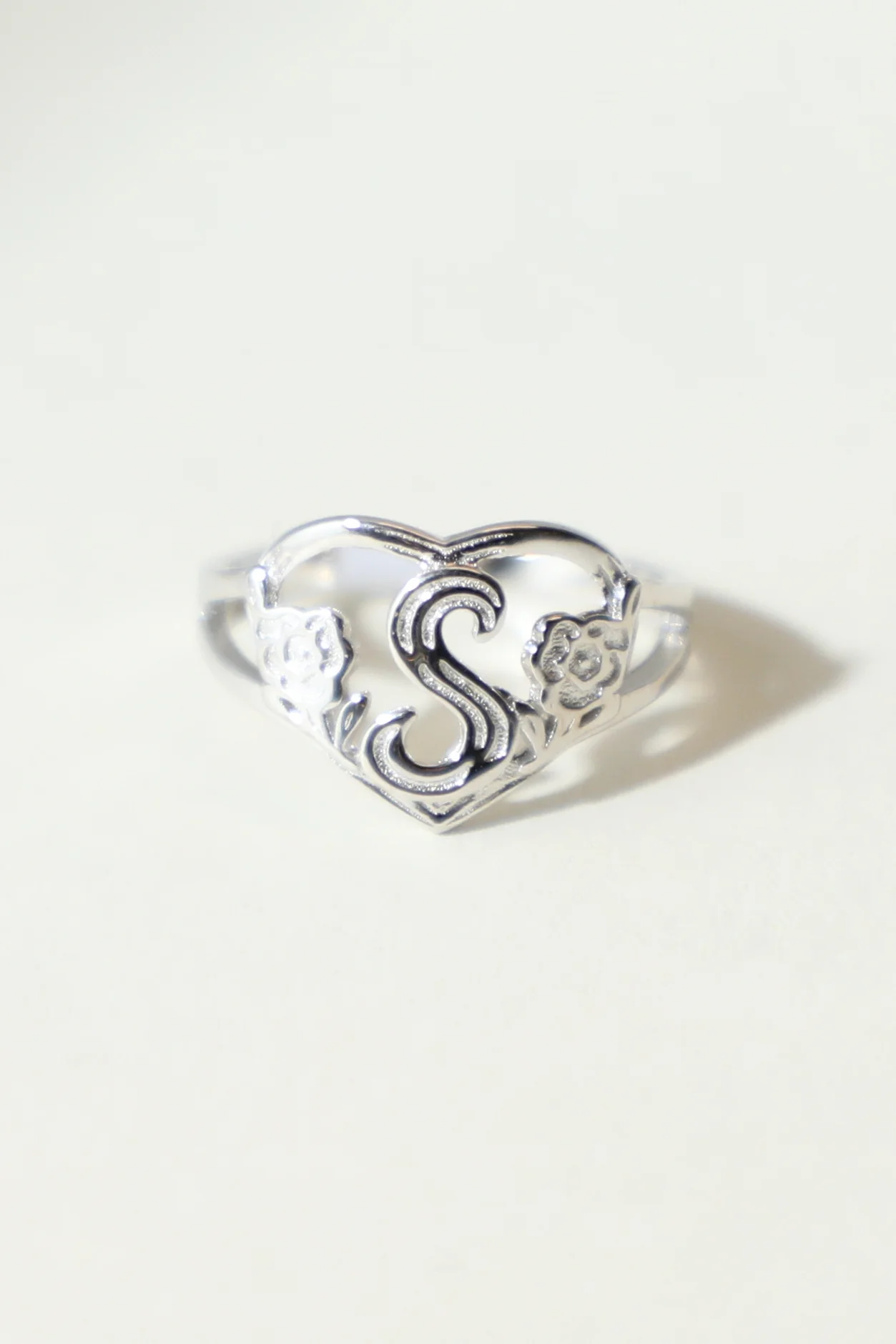THE SILVER CUTOUT FLOWER HEART LETTER RING - Image 23