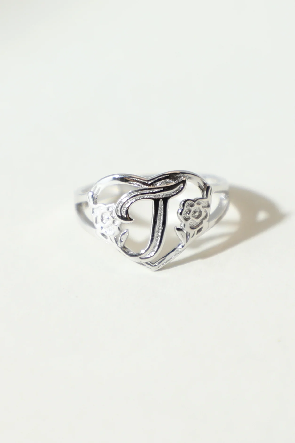 THE SILVER CUTOUT FLOWER HEART LETTER RING - Image 24