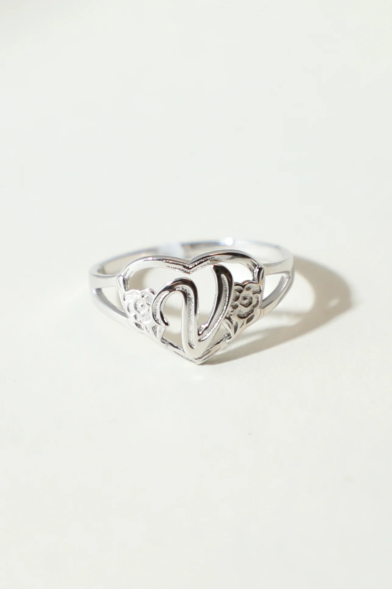 THE SILVER CUTOUT FLOWER HEART LETTER RING - Image 26